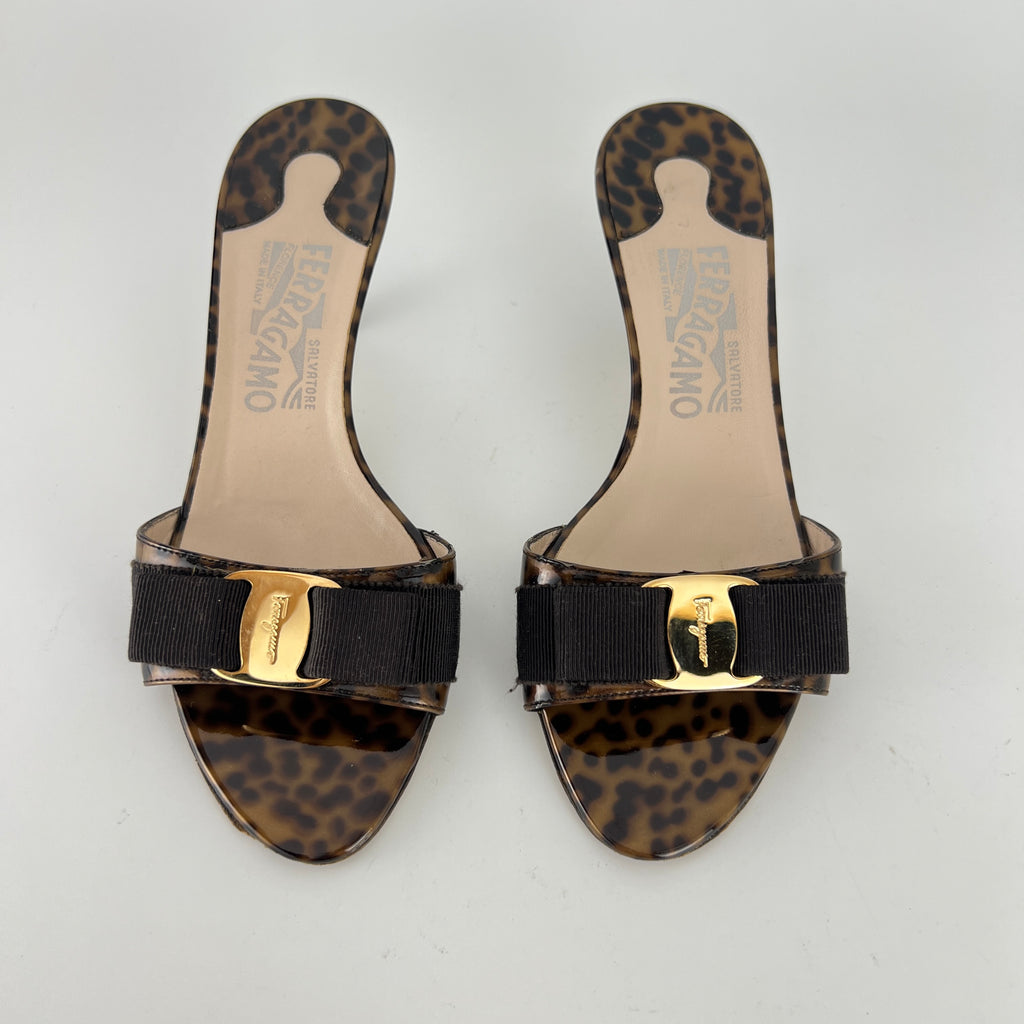 Ferragamo | Tortoise Vara Bow Patent Leather Gold Logo Slide Mules (35.5C)