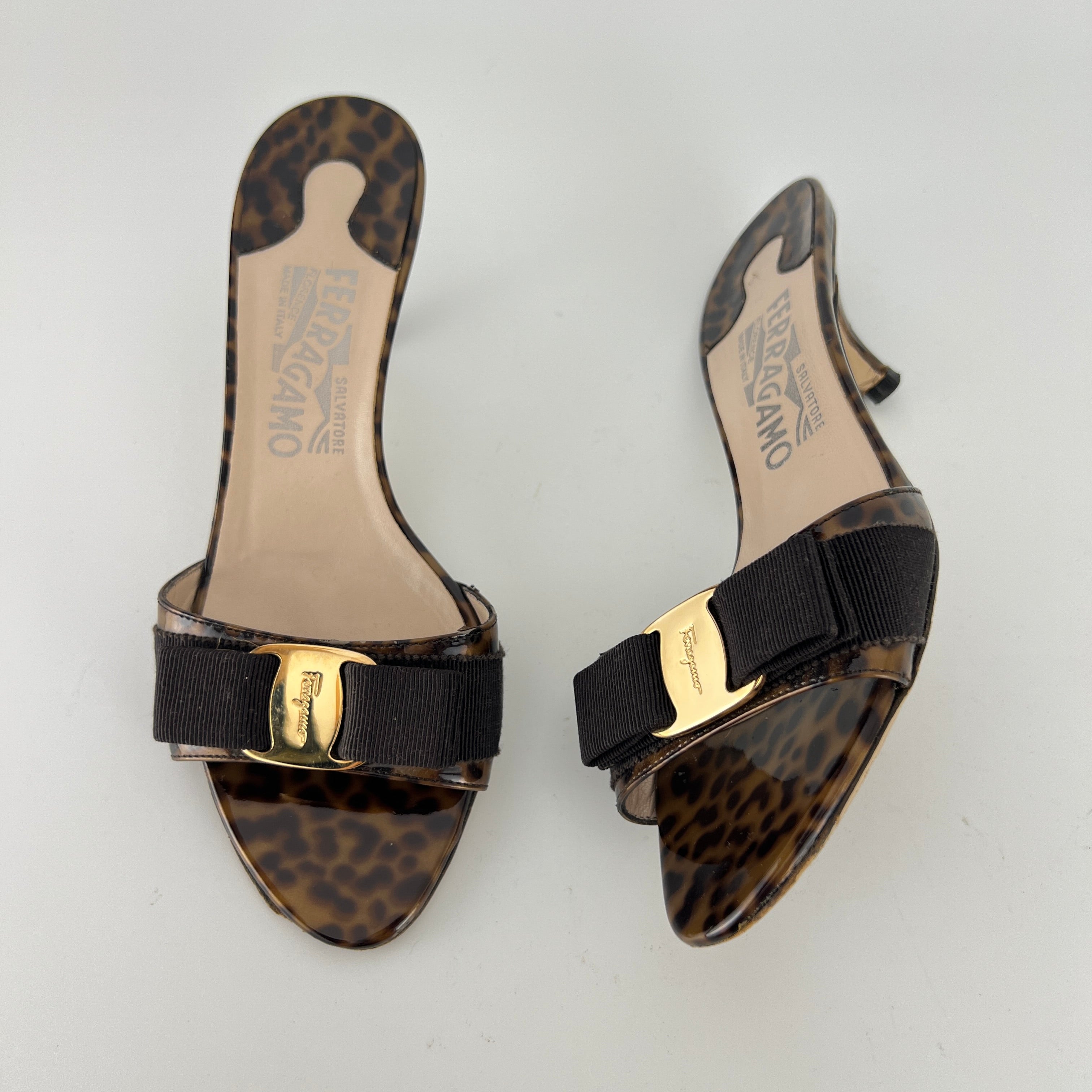 Ferragamo | Tortoise Vara Bow Patent Leather Gold Logo Slide Mules (35.5C)