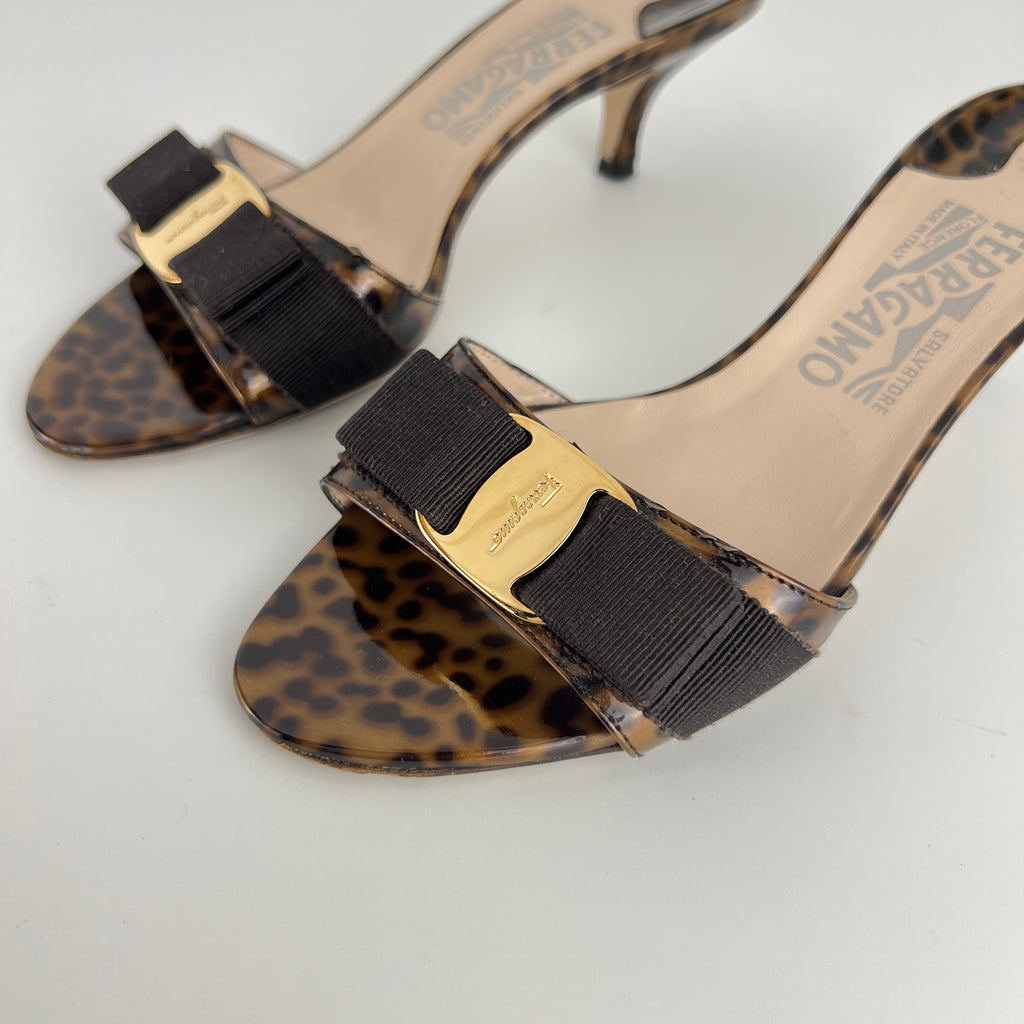 Ferragamo | Tortoise Vara Bow Patent Leather Gold Logo Slide Mules (35.5C)