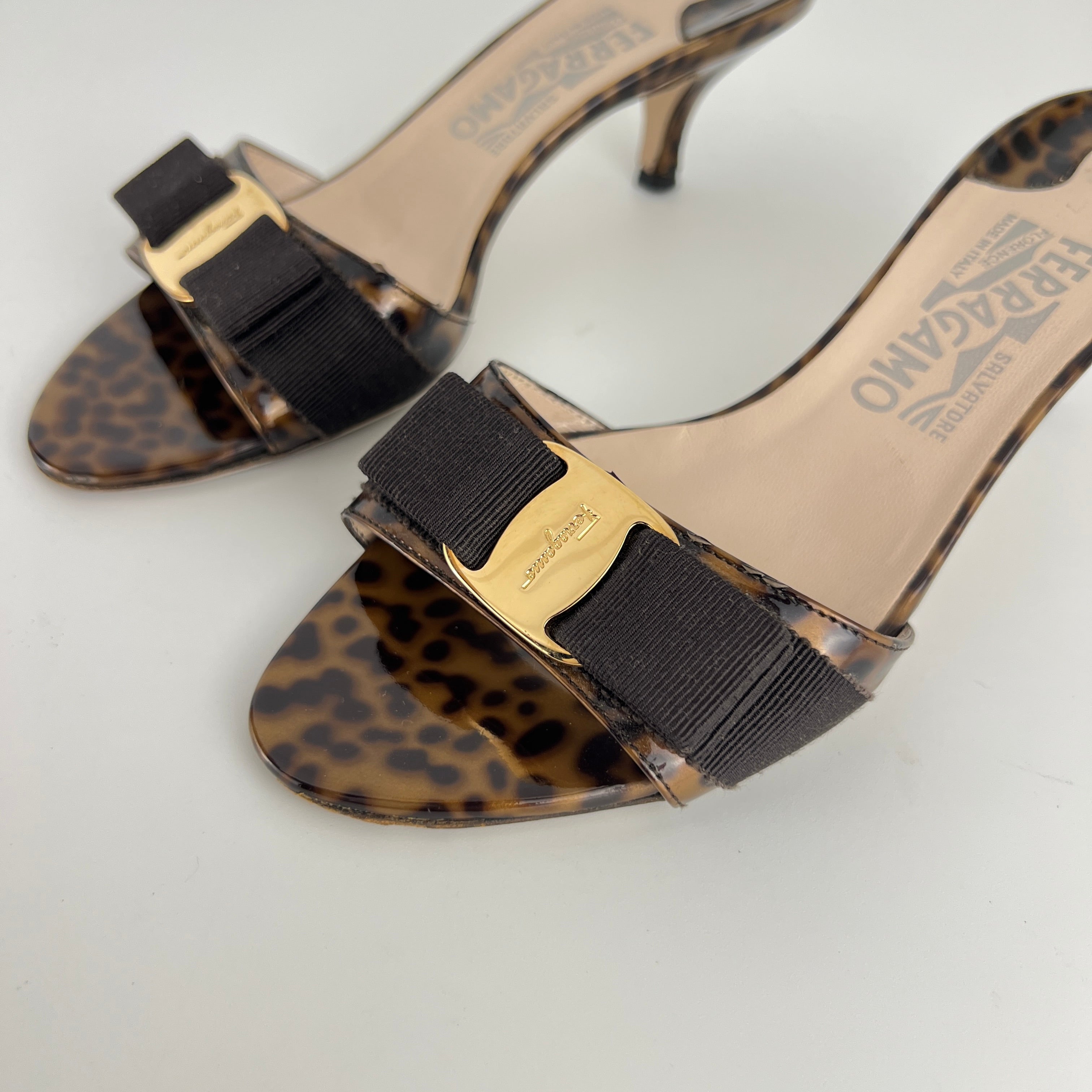 Ferragamo | Tortoise Vara Bow Patent Leather Gold Logo Slide Mules (35.5C)