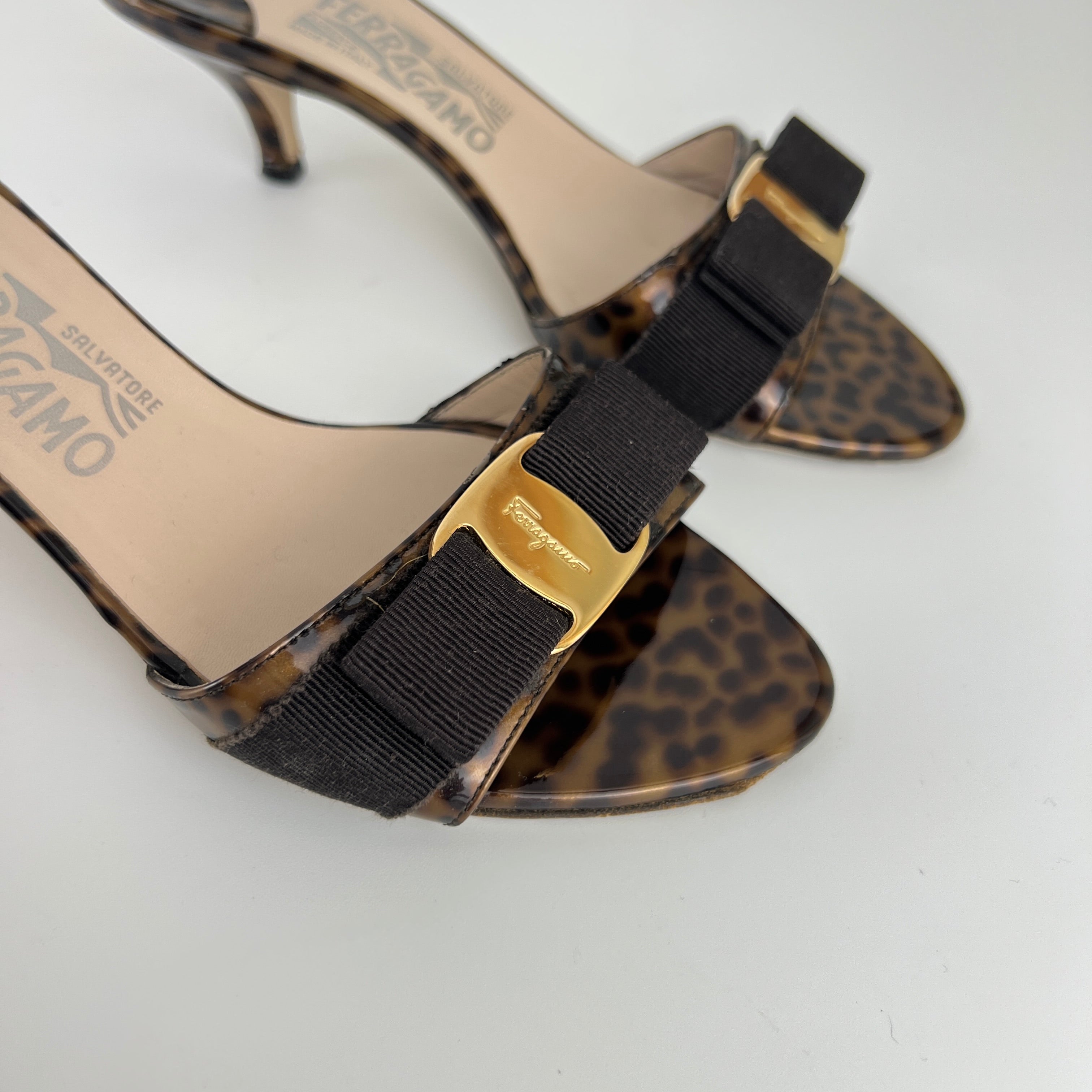 Ferragamo | Tortoise Vara Bow Patent Leather Gold Logo Slide Mules (35.5C)