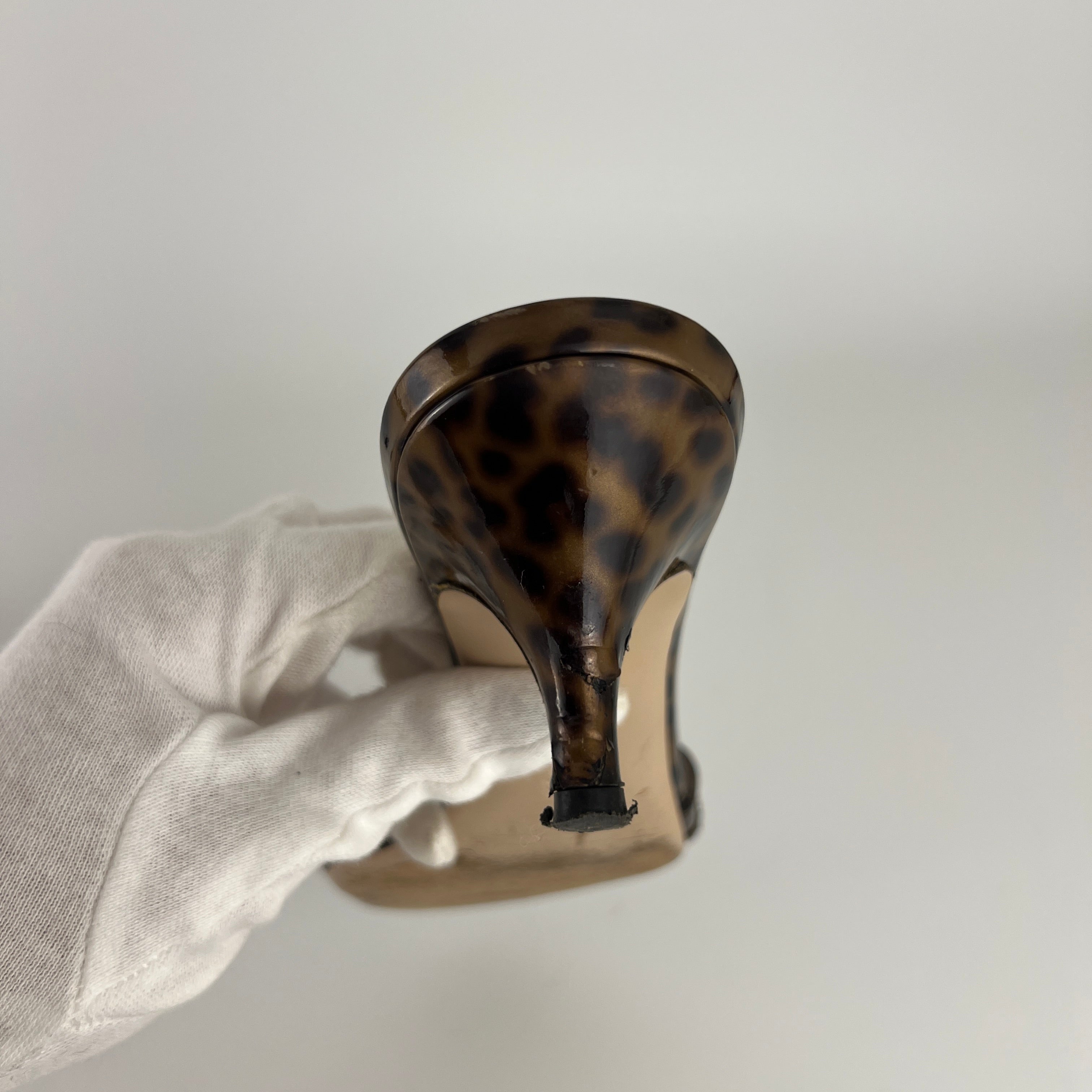 Ferragamo | Tortoise Vara Bow Patent Leather Gold Logo Slide Mules (35.5C)