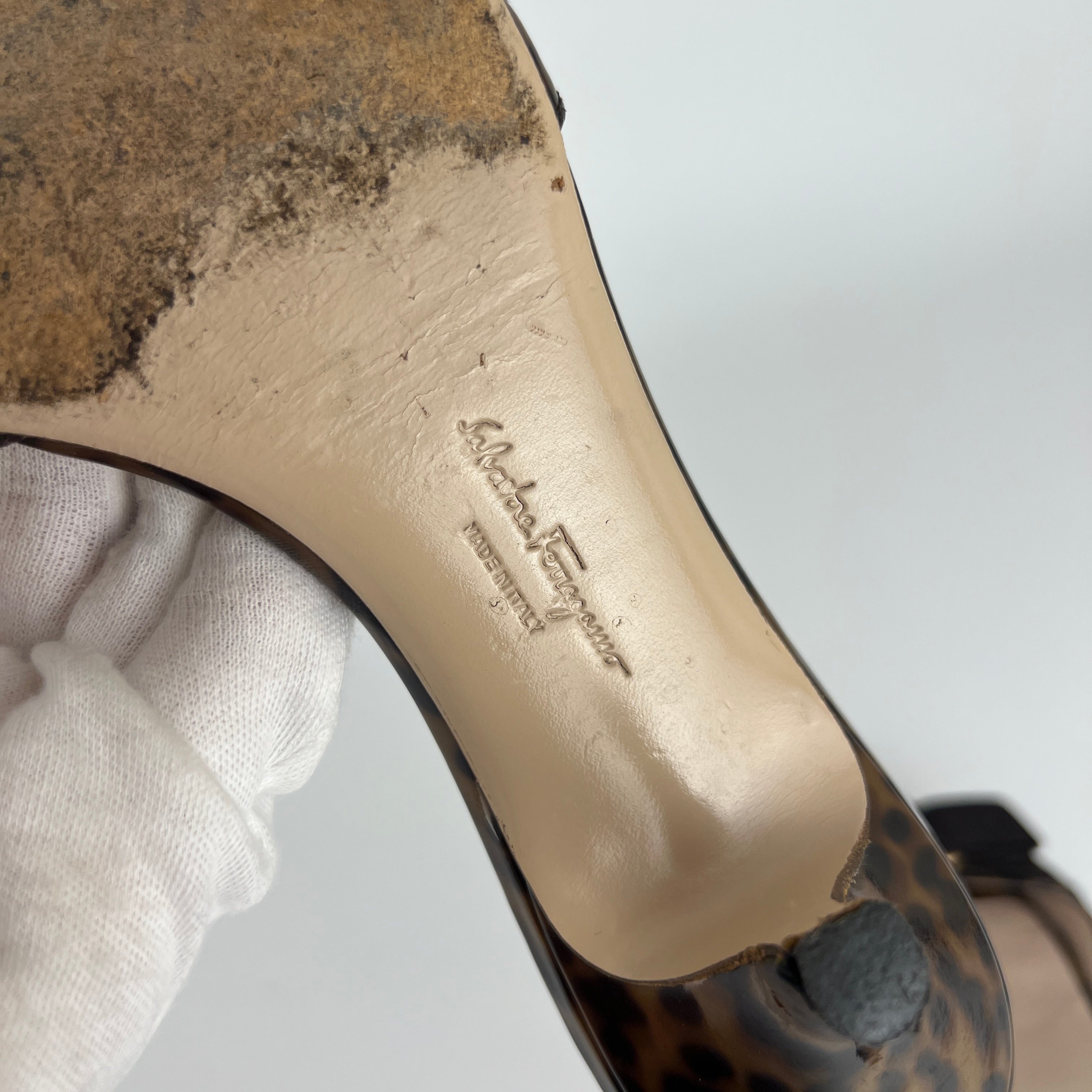 Ferragamo | Tortoise Vara Bow Patent Leather Gold Logo Slide Mules (35.5C)