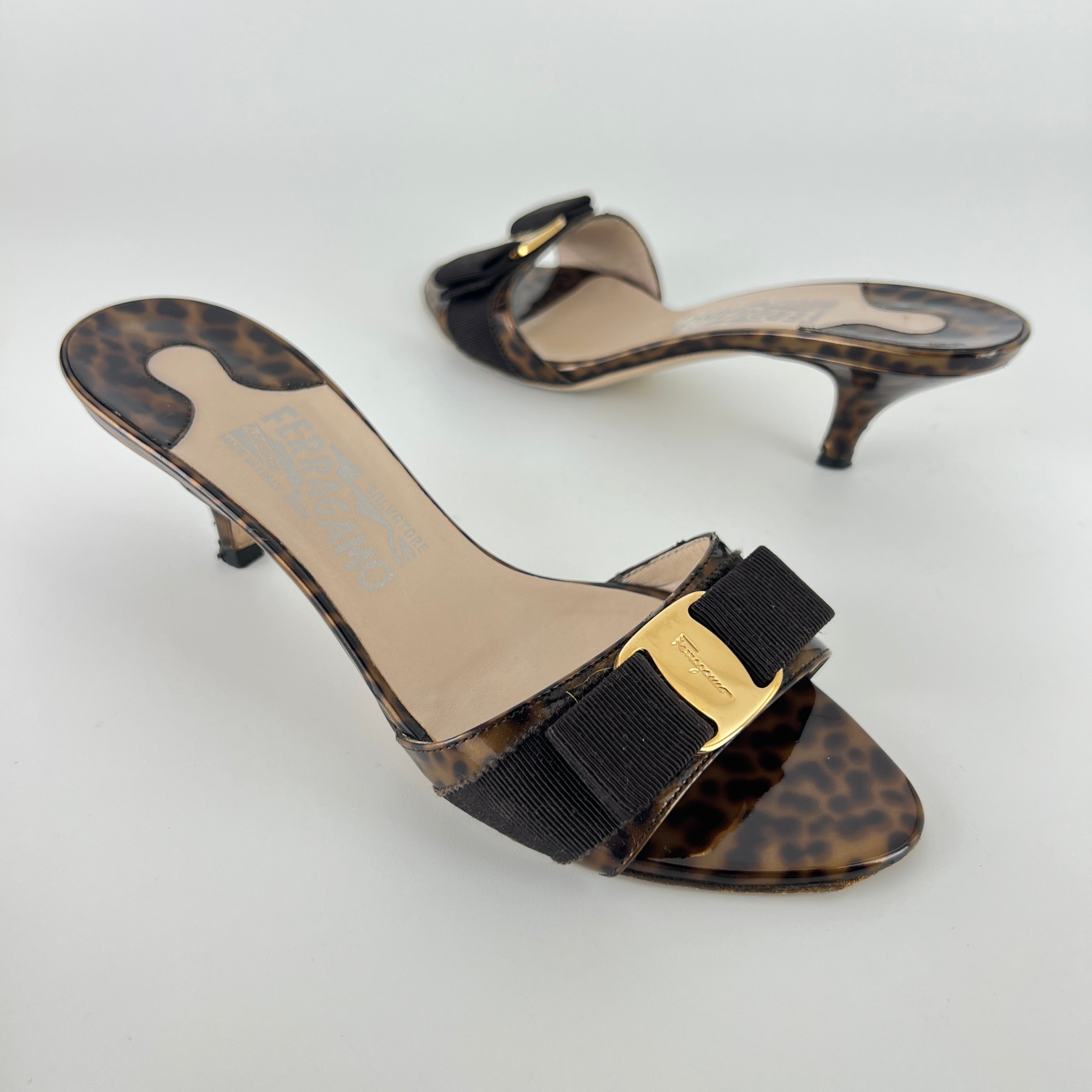 Ferragamo | Tortoise Vara Bow Patent Leather Gold Logo Slide Mules (35.5C)