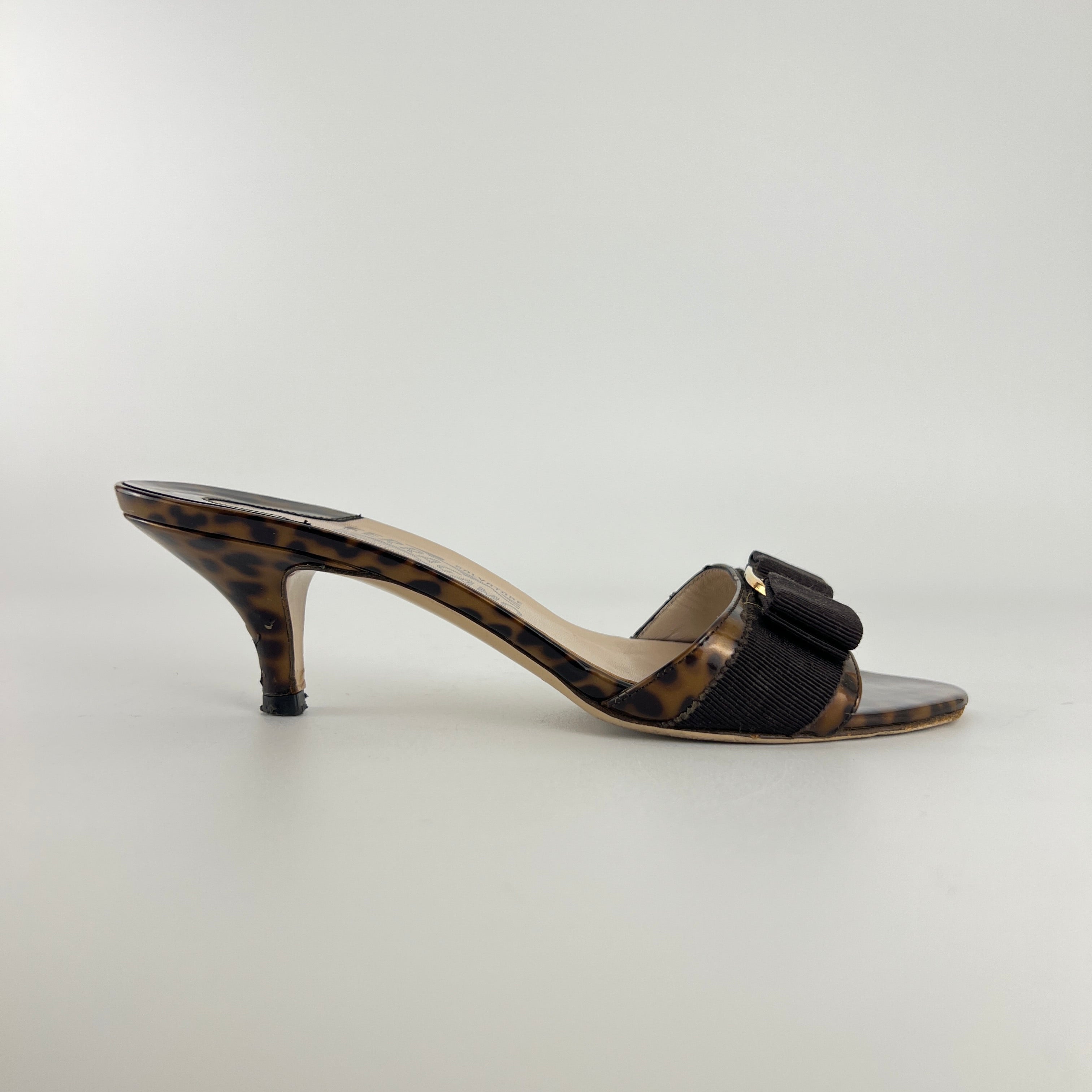 Ferragamo | Tortoise Vara Bow Patent Leather Gold Logo Slide Mules (35.5C)