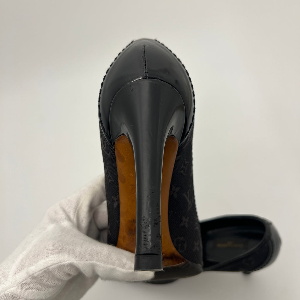 Louis Vuitton | Black LV Monogram Leather Canvas Gold Hardware Pumps (37)