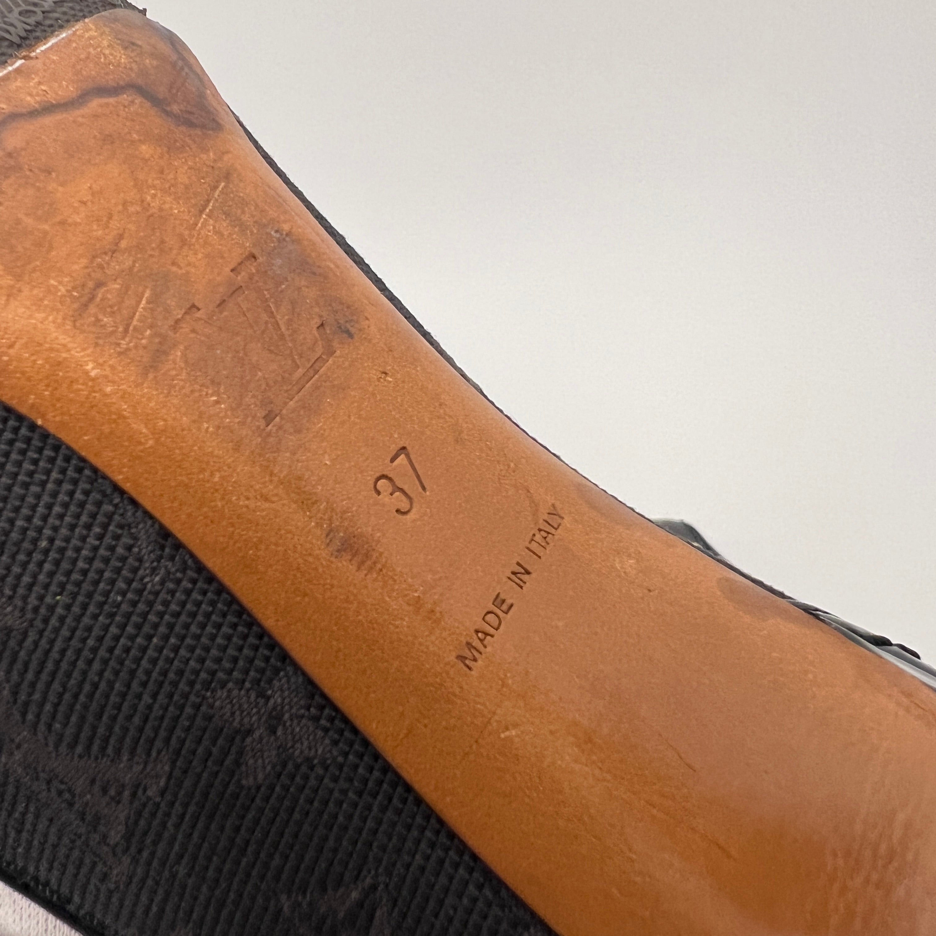 Louis Vuitton | Black LV Monogram Leather Canvas Gold Hardware Pumps (37)