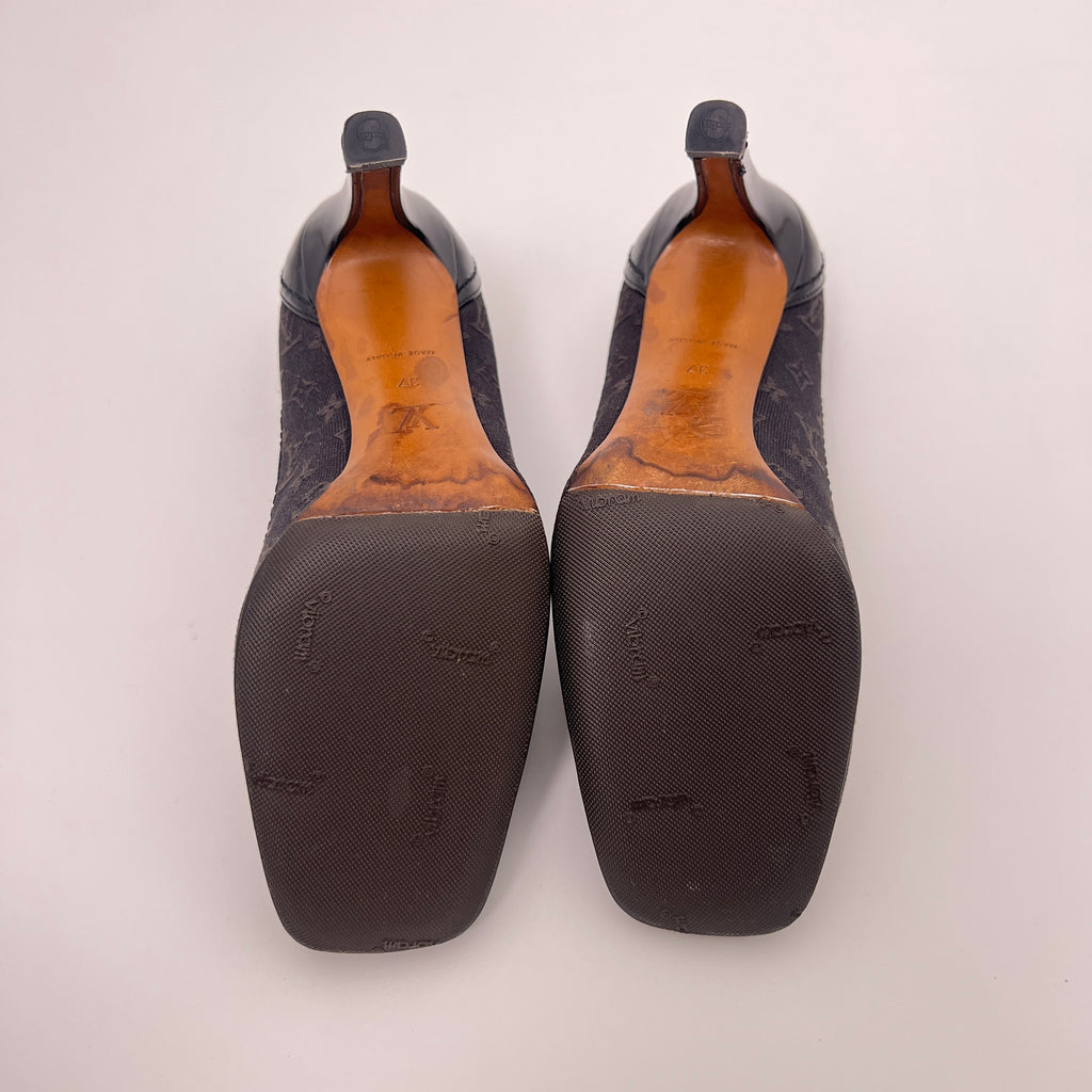 Louis Vuitton | Black LV Monogram Leather Canvas Gold Hardware Pumps (37)