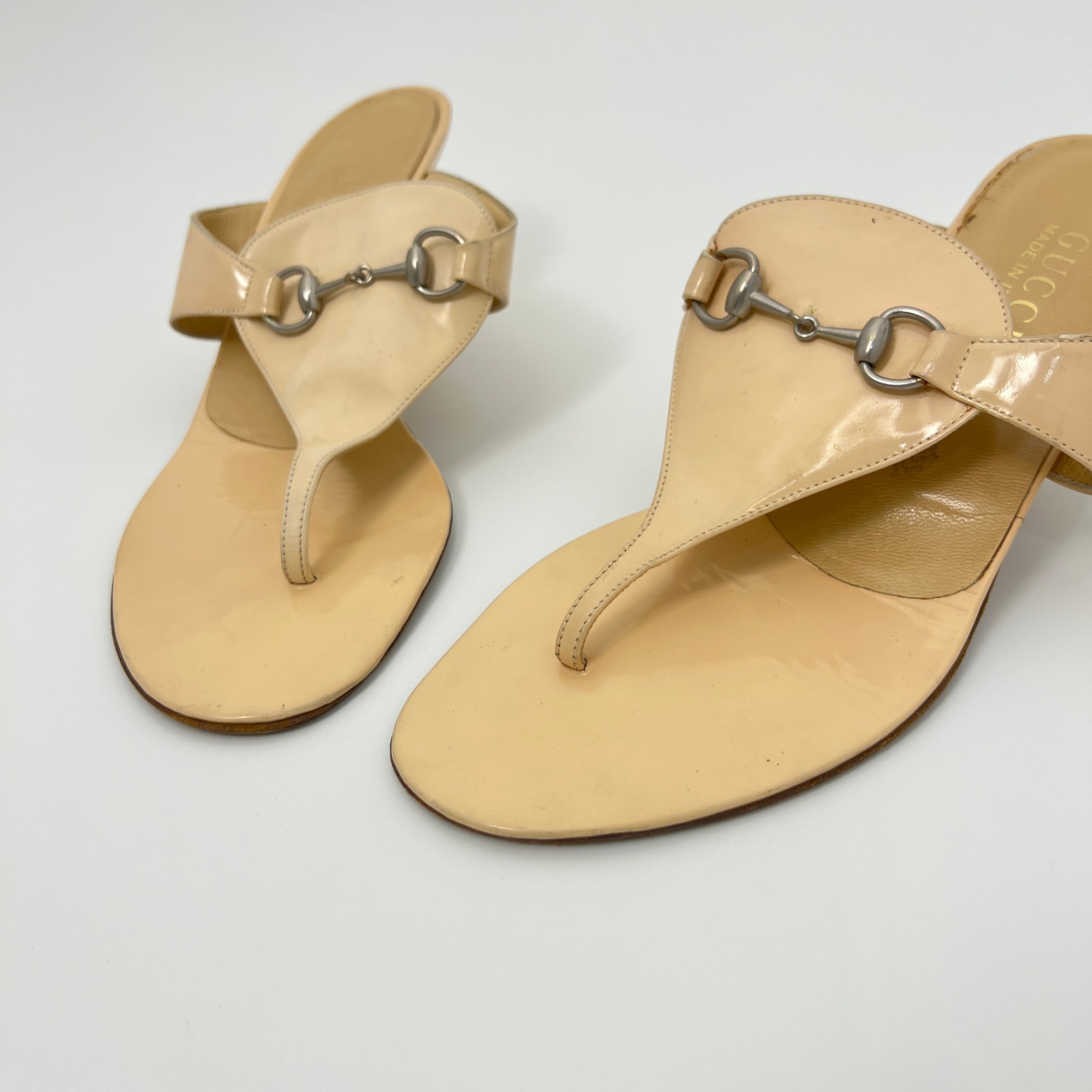 Gucci | Cream Patent Leather Horse Bit Thong Sandal (8 1/2 ,38.5)