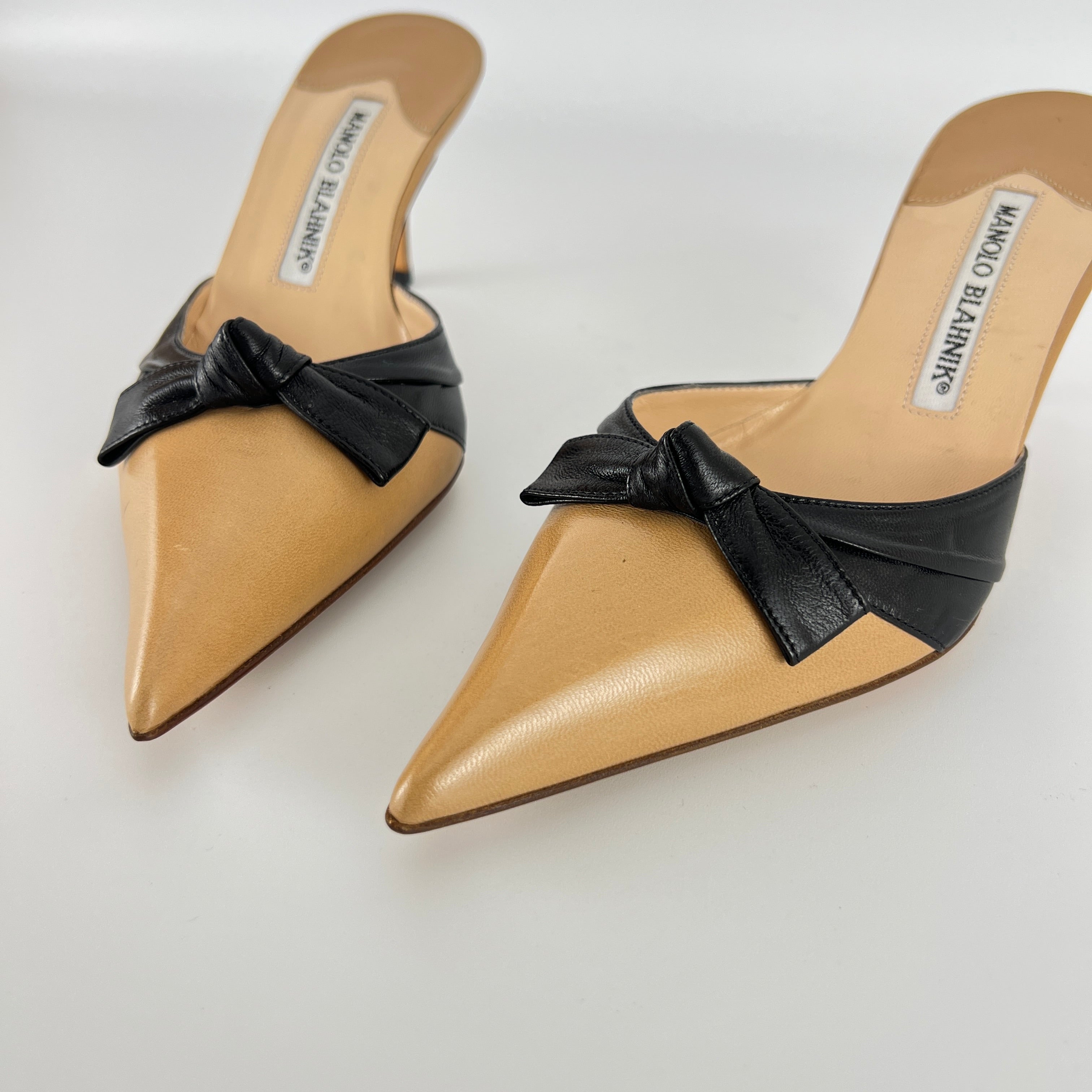 Manolo Blahnik | Beige Black Leather Knot Bow Pointed Toe Slide Mules (35.5)