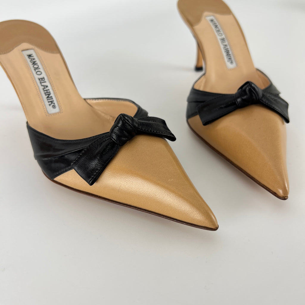 Manolo Blahnik | Beige Black Leather Knot Bow Pointed Toe Slide Mules (35.5)