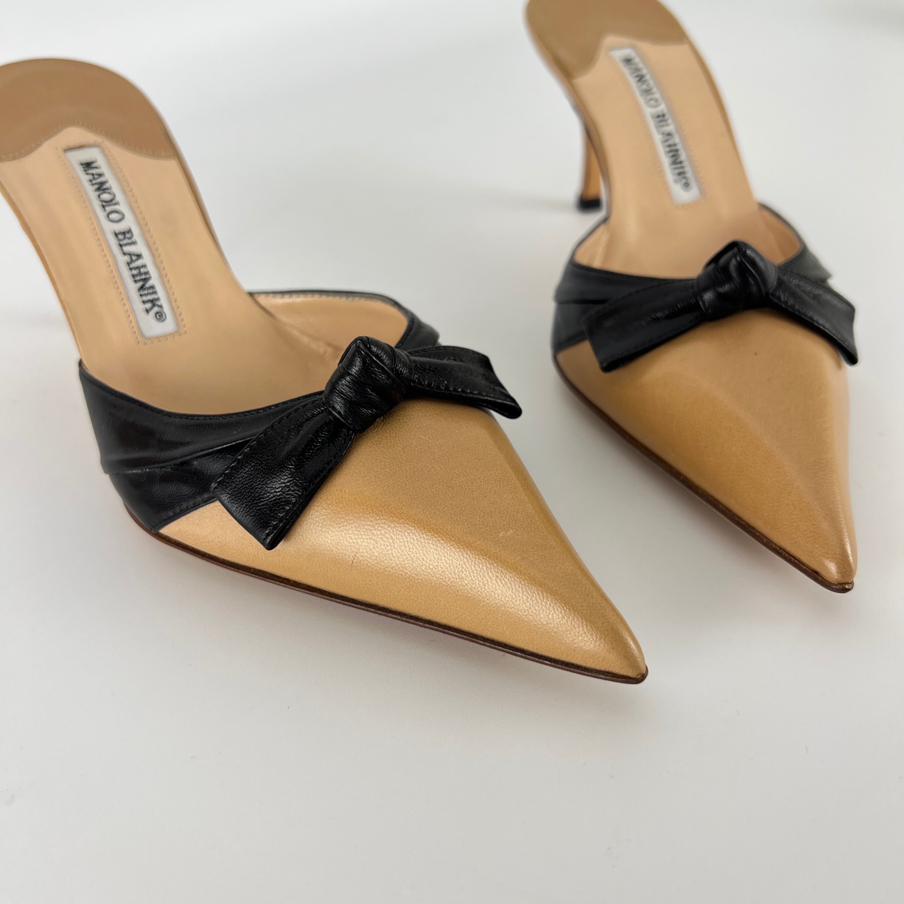 Manolo Blahnik | Beige Black Leather Knot Bow Pointed Toe Slide Mules (35.5)