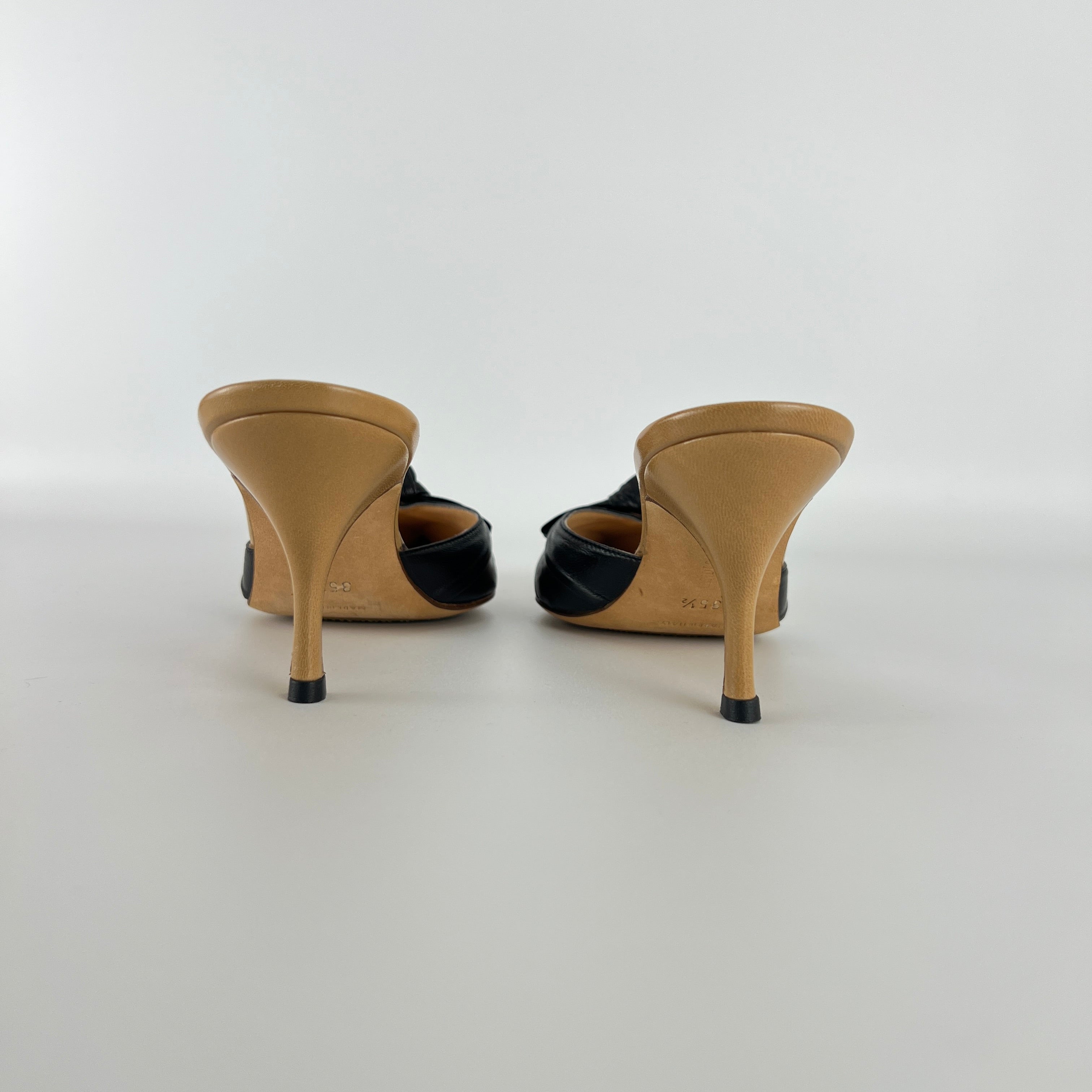 Manolo Blahnik | Beige Black Leather Knot Bow Pointed Toe Slide Mules (35.5)