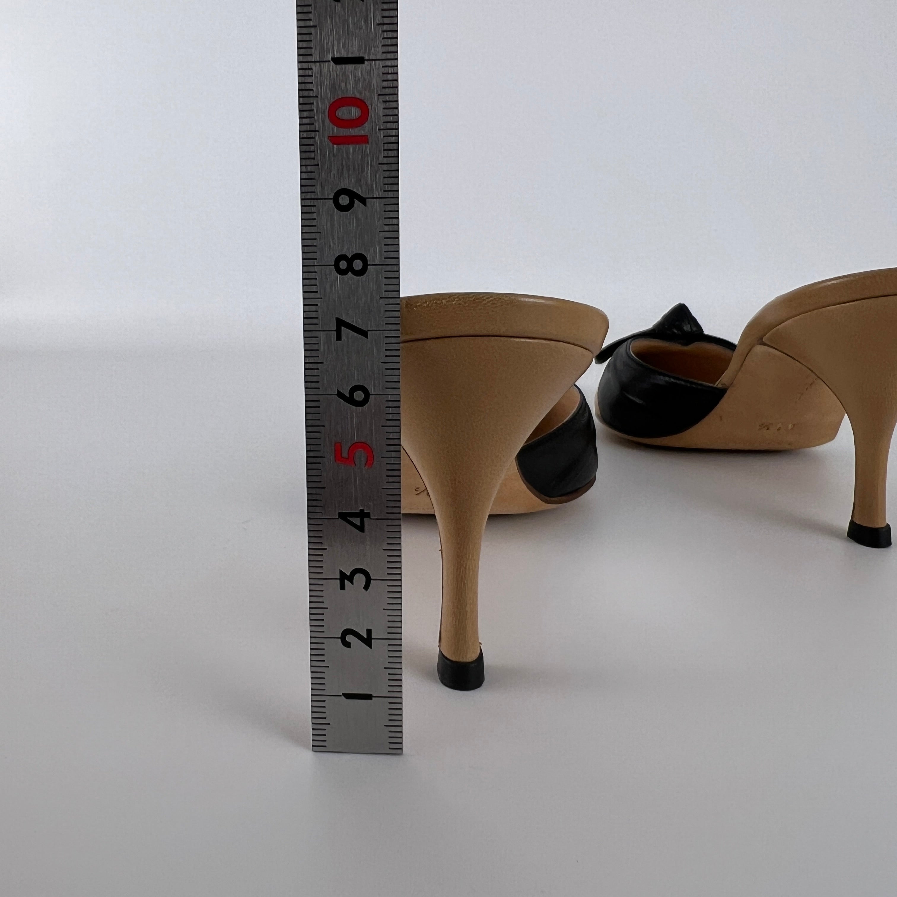 Manolo Blahnik | Beige Black Leather Knot Bow Pointed Toe Slide Mules (35.5)