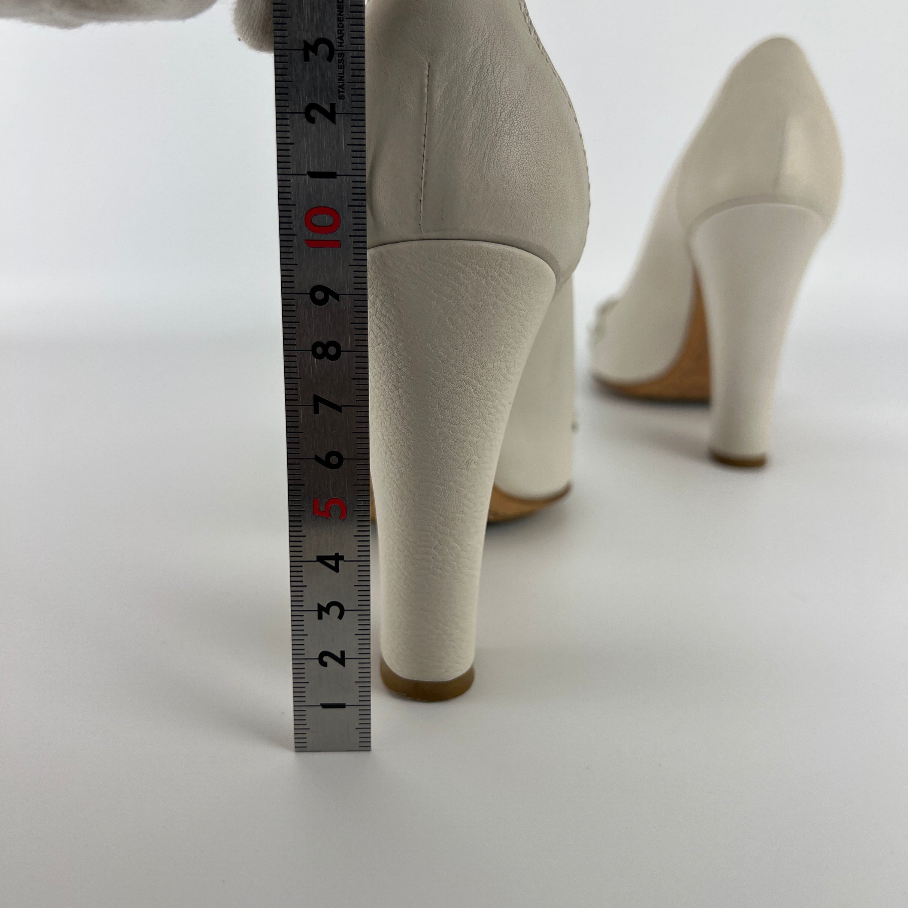 Dior | Vintage Galliano Era White Cream Leather Logo Horse Bit Pumps (35.5)
