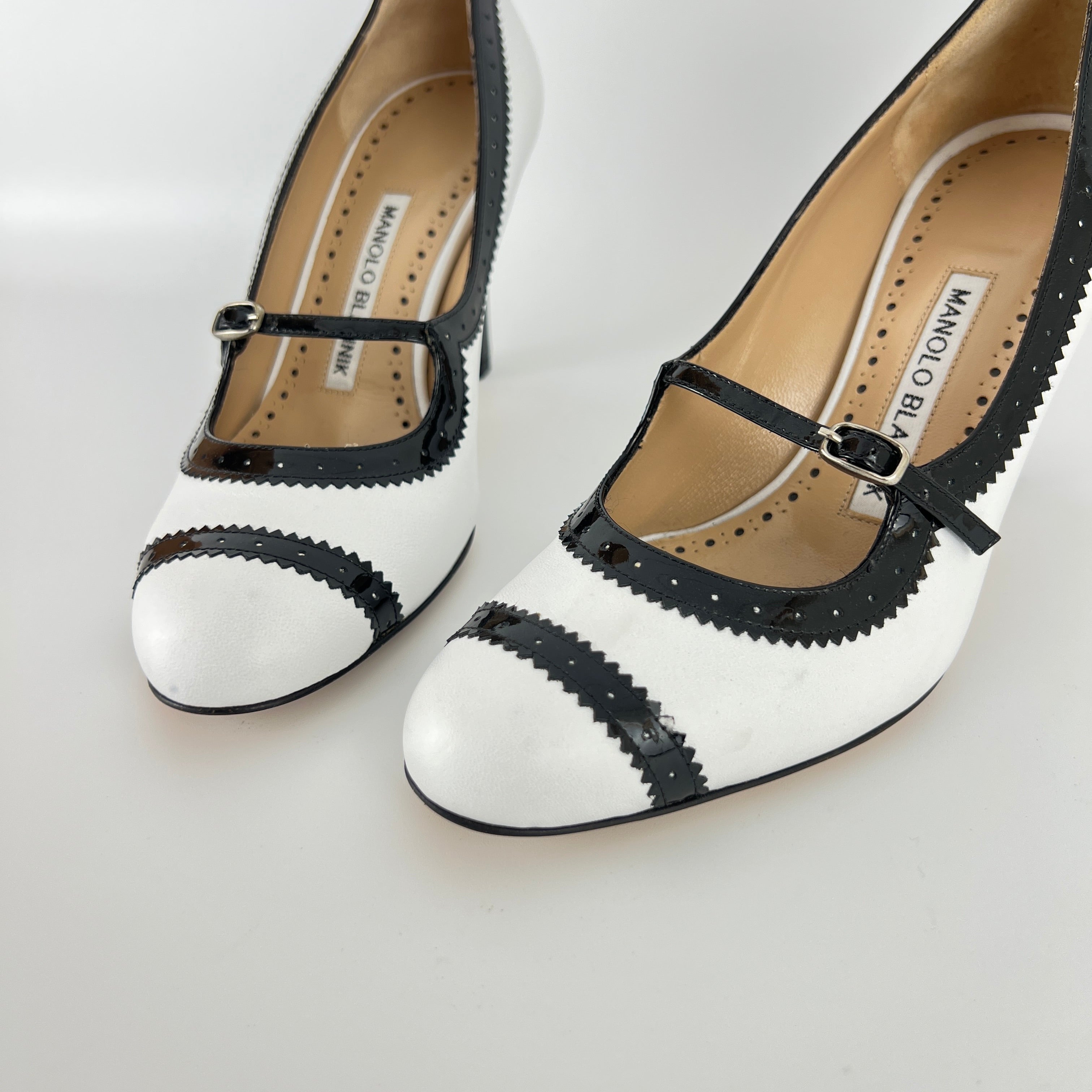 Manolo Blahnik | White Black Leather Brogue Trim Buckle Strap Pumps (34.5)
