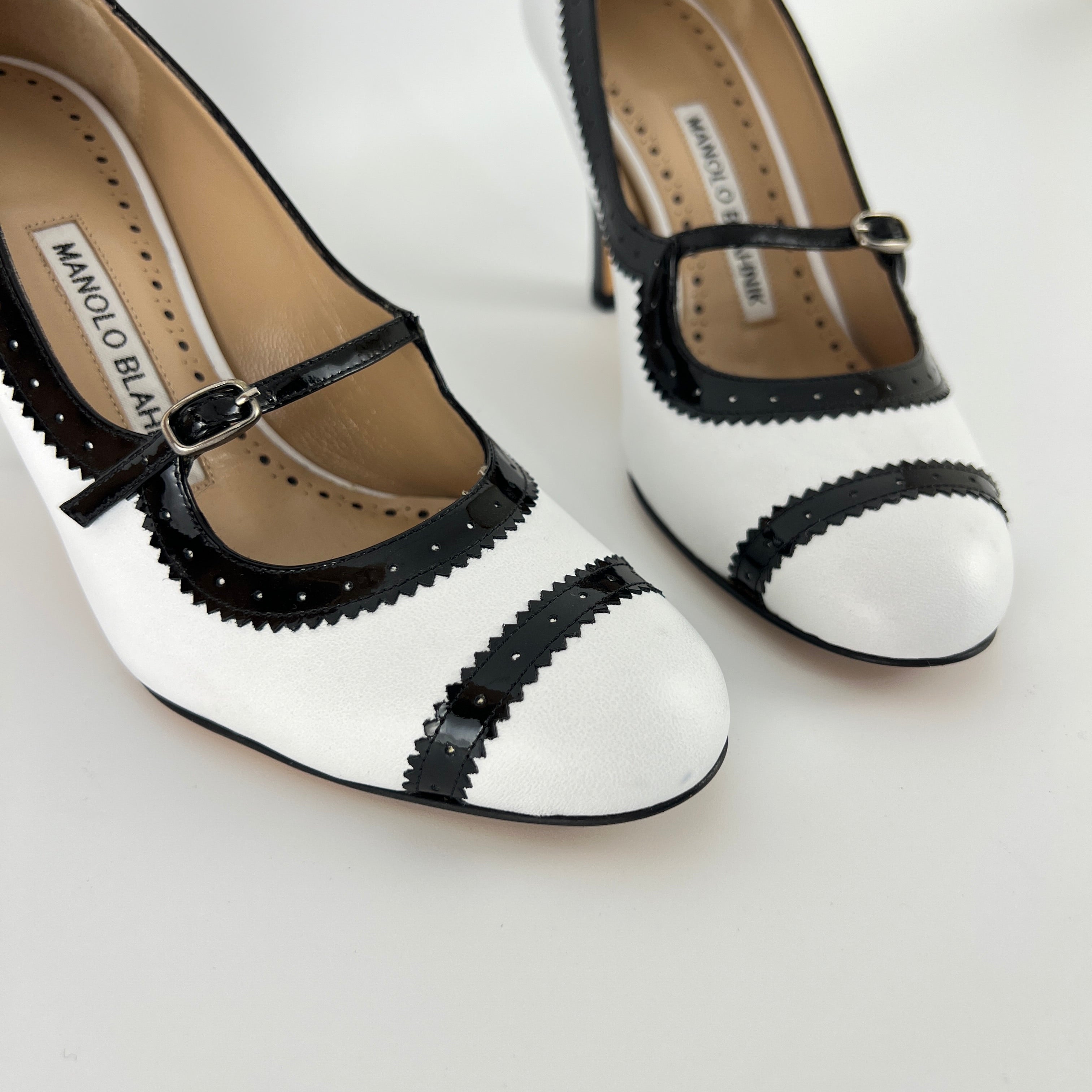 Manolo Blahnik | White Black Leather Brogue Trim Buckle Strap Pumps (34.5)