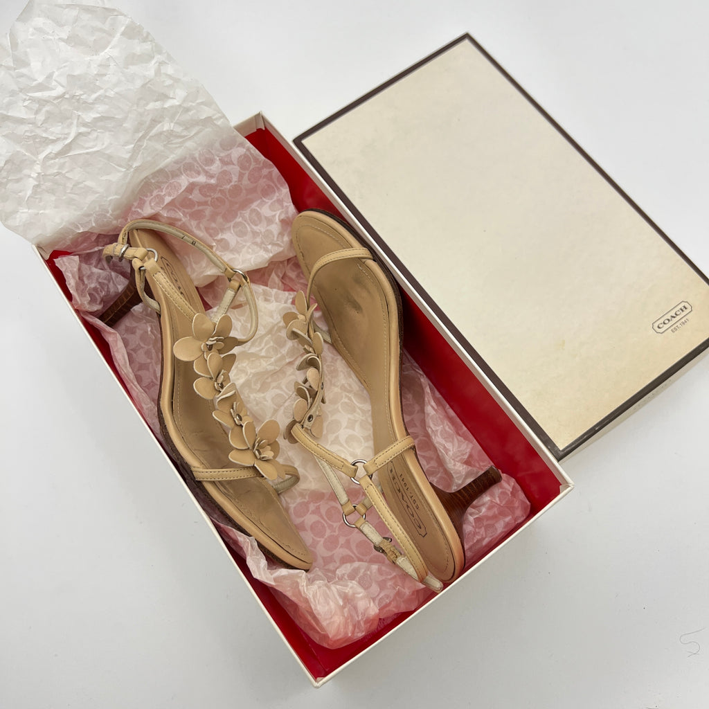 Coach | Kelly Camel Leather Flower Beige Sandal Heels (7, 37)