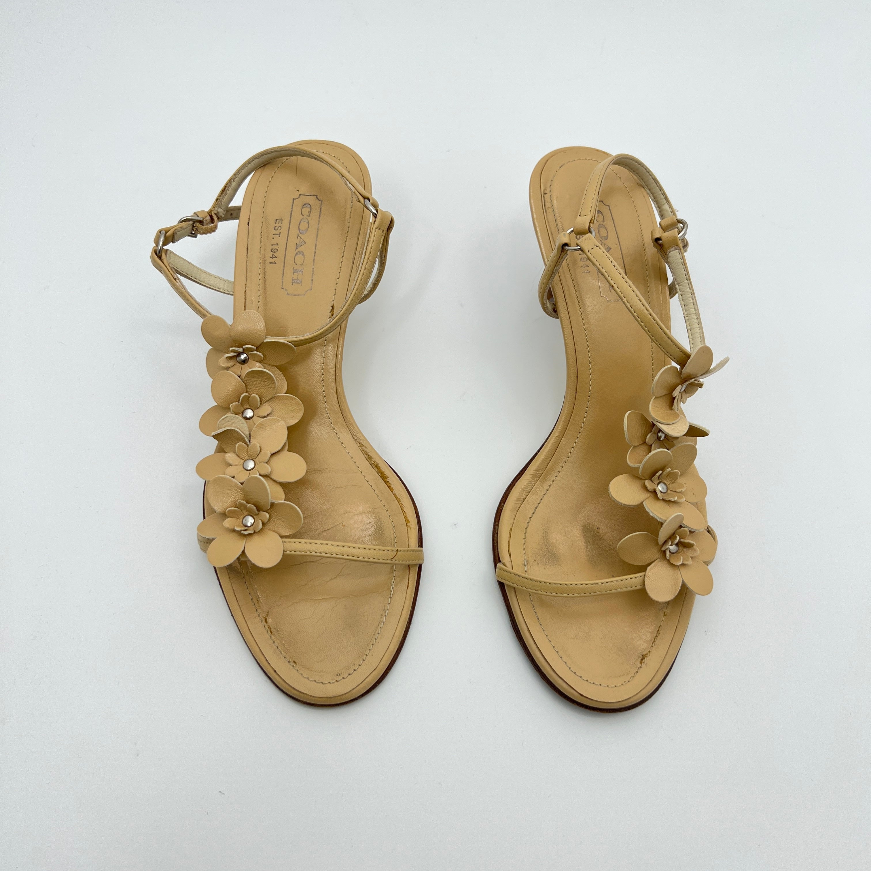 Coach | Kelly Camel Leather Flower Beige Sandal Heels (7, 37)