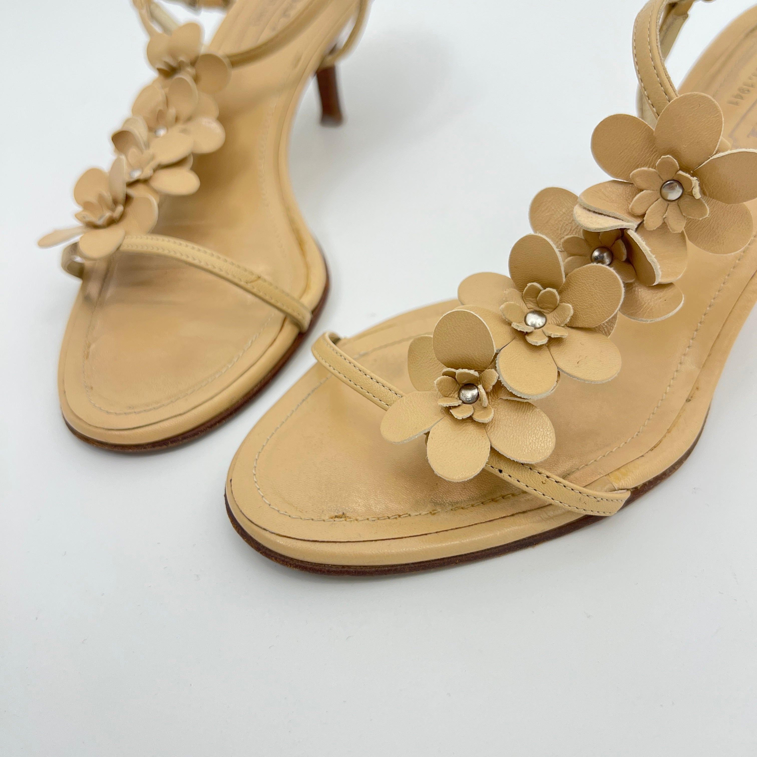 Coach | Kelly Camel Leather Flower Beige Sandal Heels (7, 37)