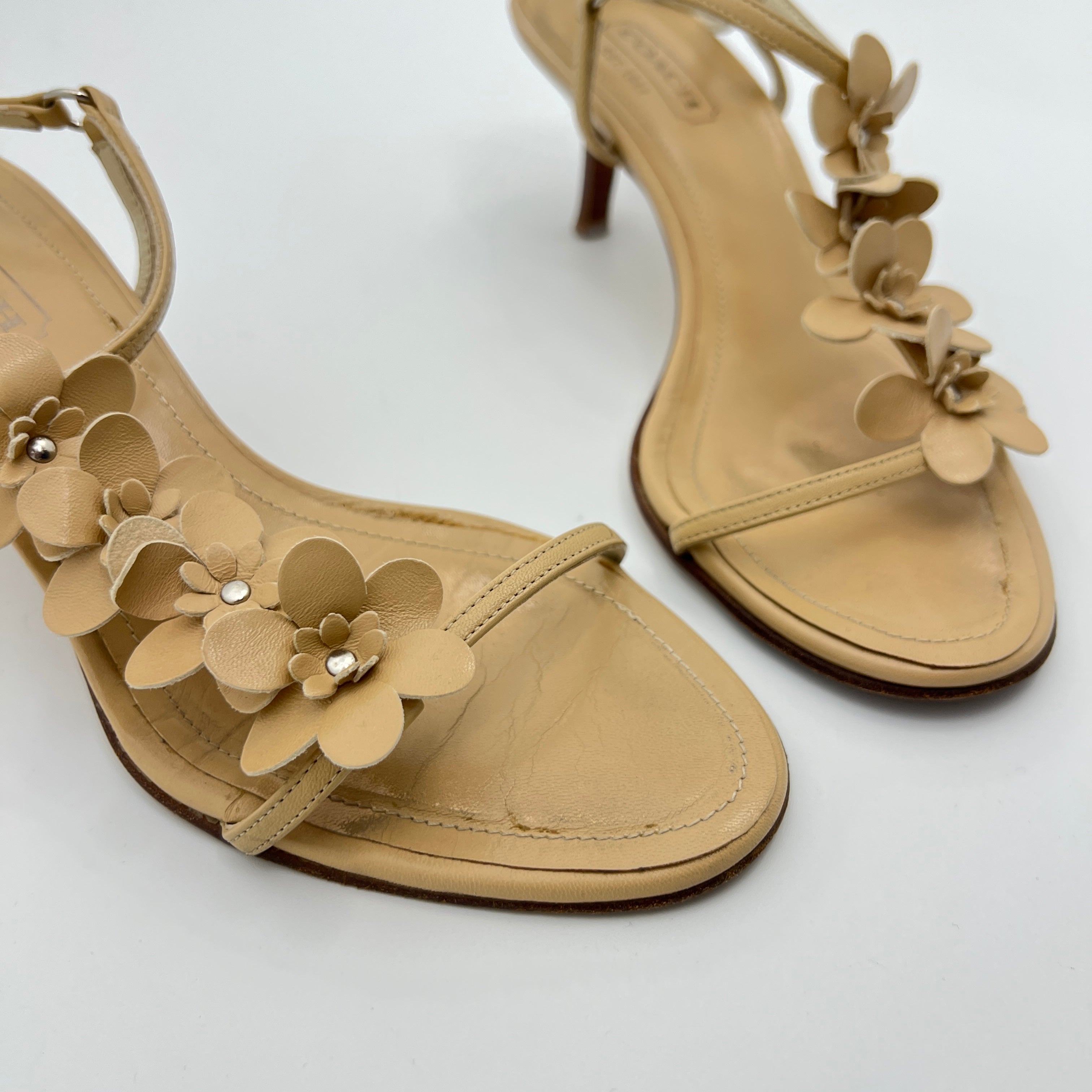 Coach | Kelly Camel Leather Flower Beige Sandal Heels (7, 37)