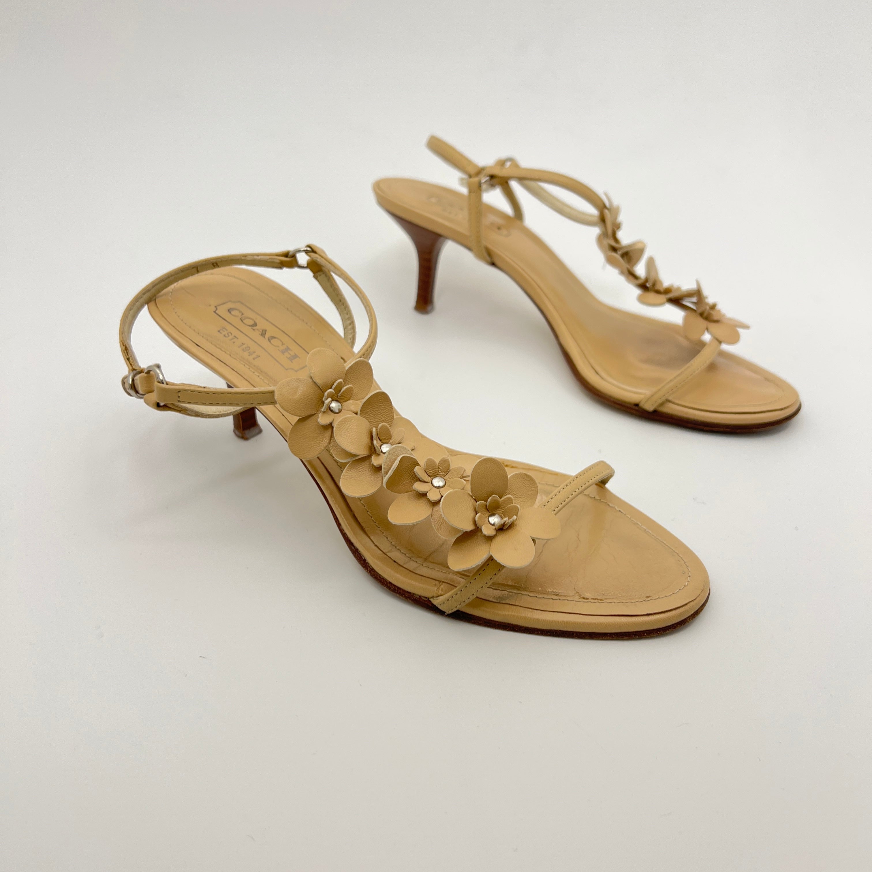Coach | Kelly Camel Leather Flower Beige Sandal Heels (7, 37)
