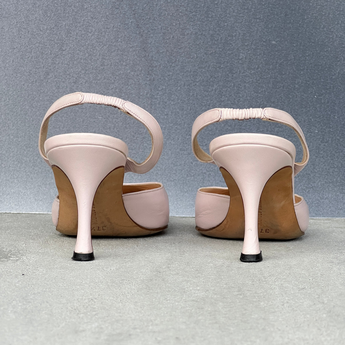 Manolo Blahnik | Carolyne Baby Pink Leather Pointed Toe Slingback Heels (37.5)
