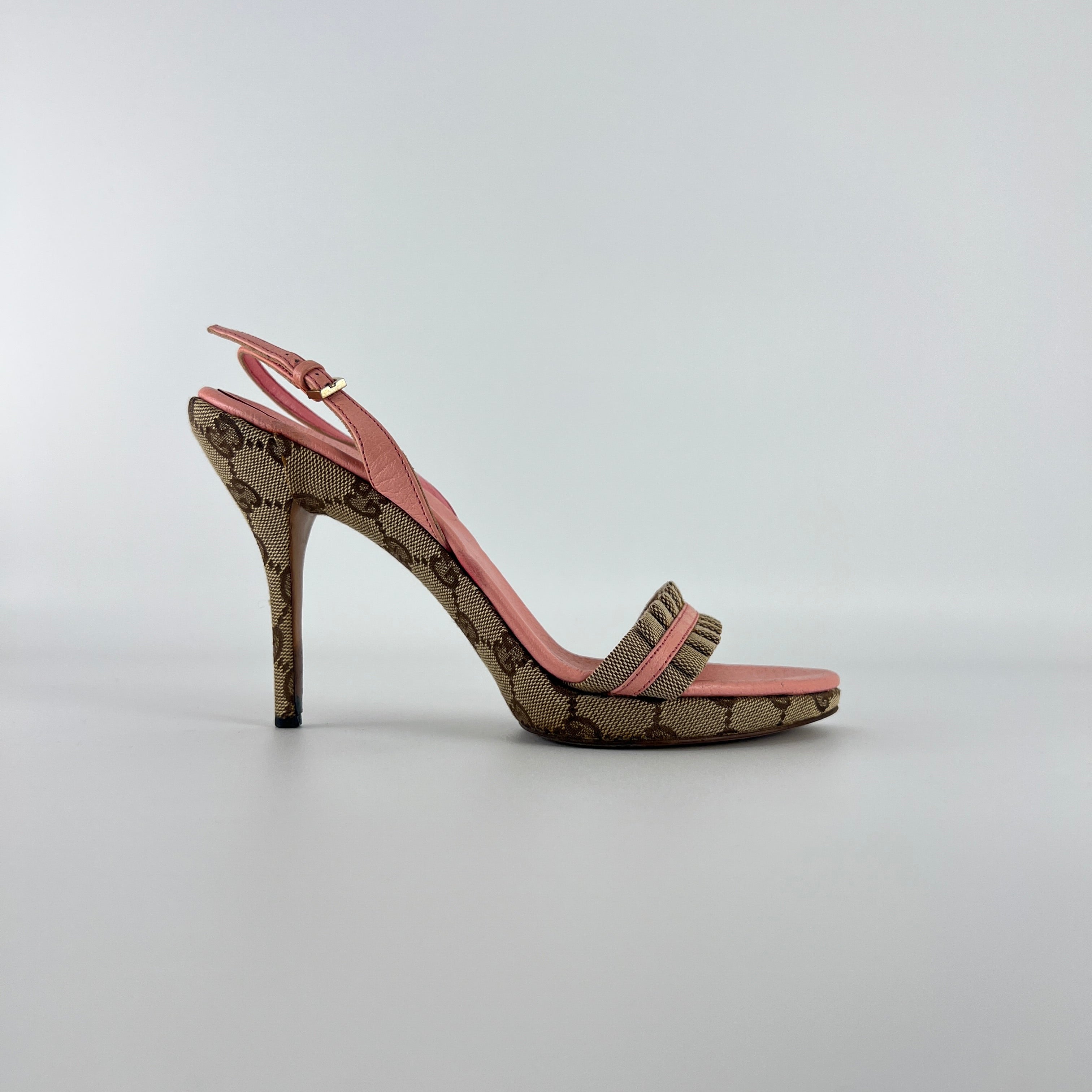 Gucci | Vintage Y2K Pink Leather Tan GG Monogram Pattern Slingback Heels (37.5)