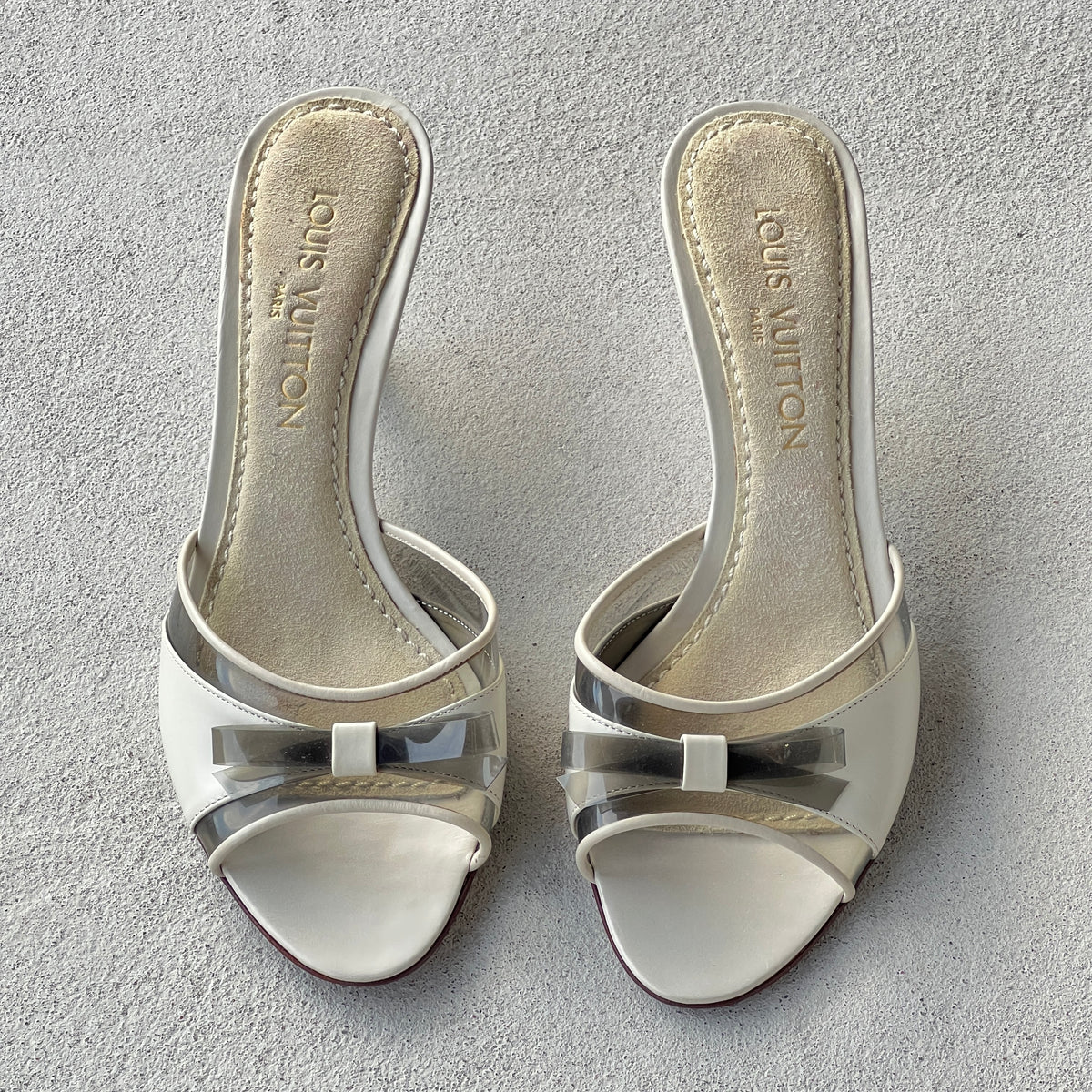 Louis Vuitton | White Leather Grey PVC Bow Slide Mules (37)