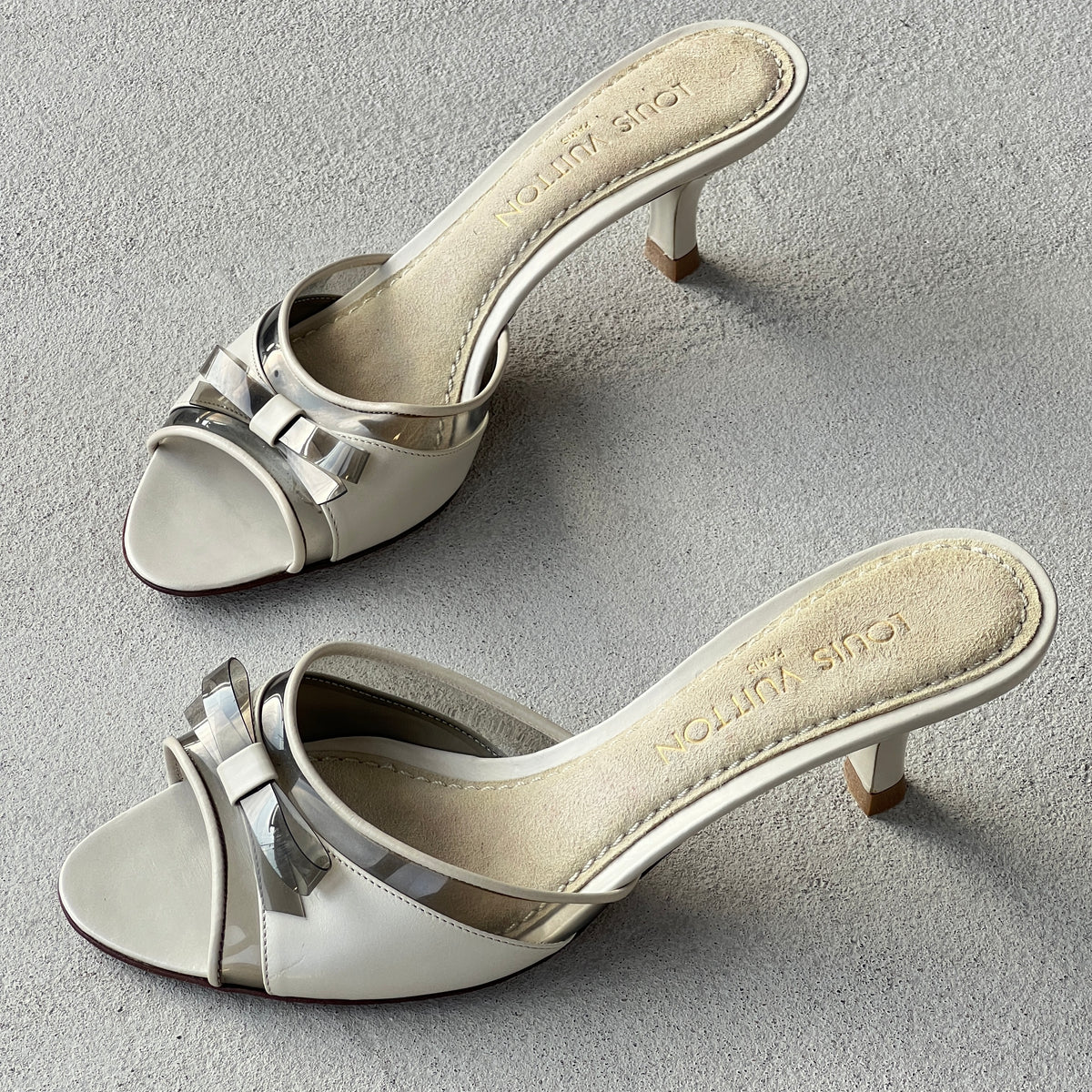 Louis Vuitton | White Leather Grey PVC Bow Slide Mules (37)