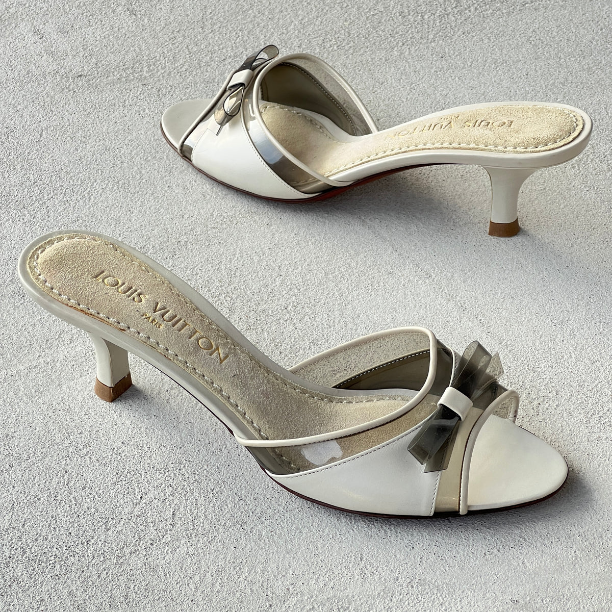 Louis Vuitton | White Leather Grey PVC Bow Slide Mules (37)