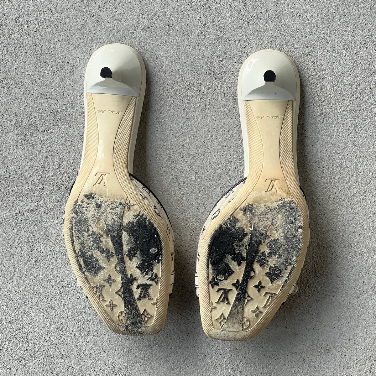 Louis Vuitton | White Blue Monogram Canvas Leather Kitten Heel Slide Mules (38)