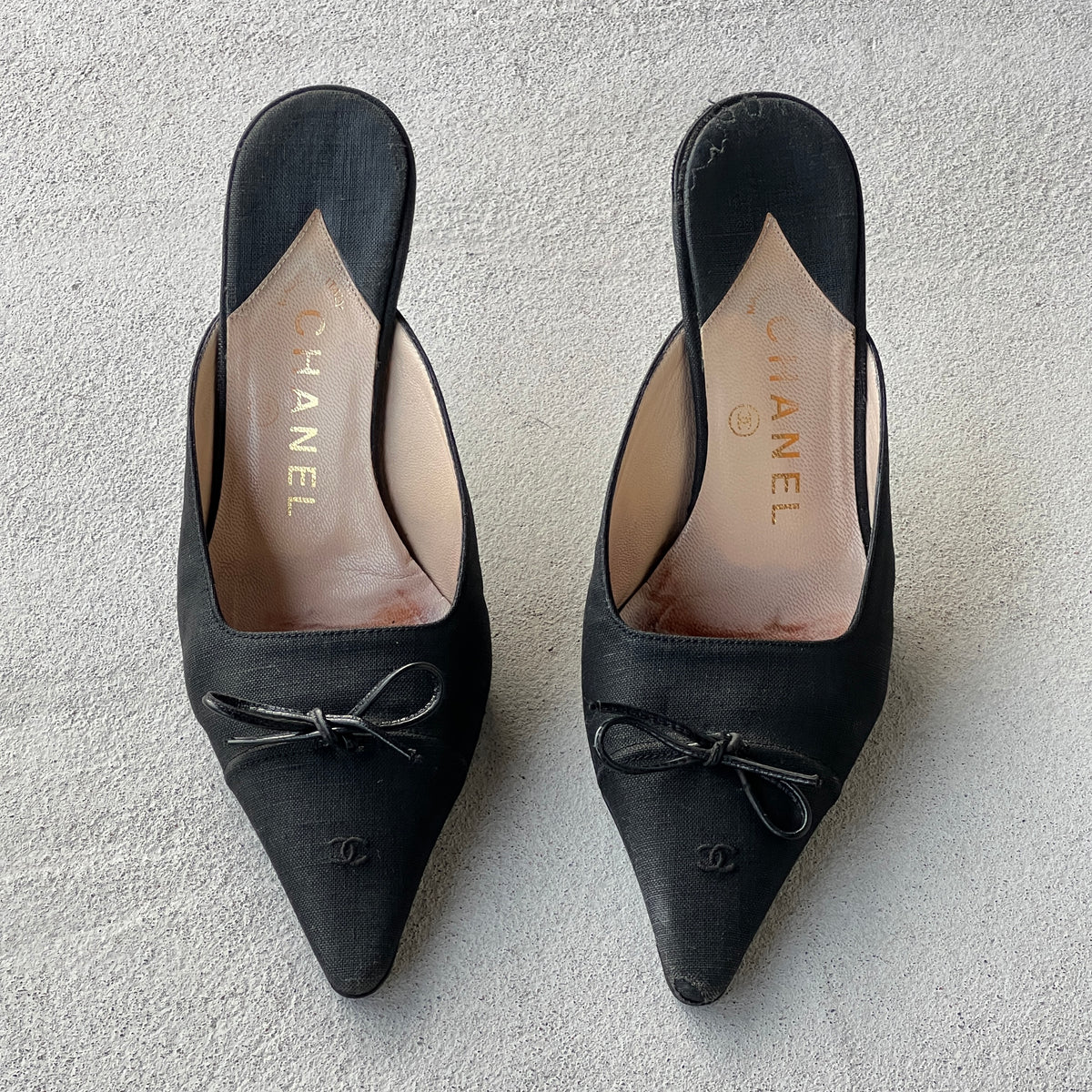 Chanel | Vintage Black Linen CC Logo Bow Pointed Toe Slide Mules (35)