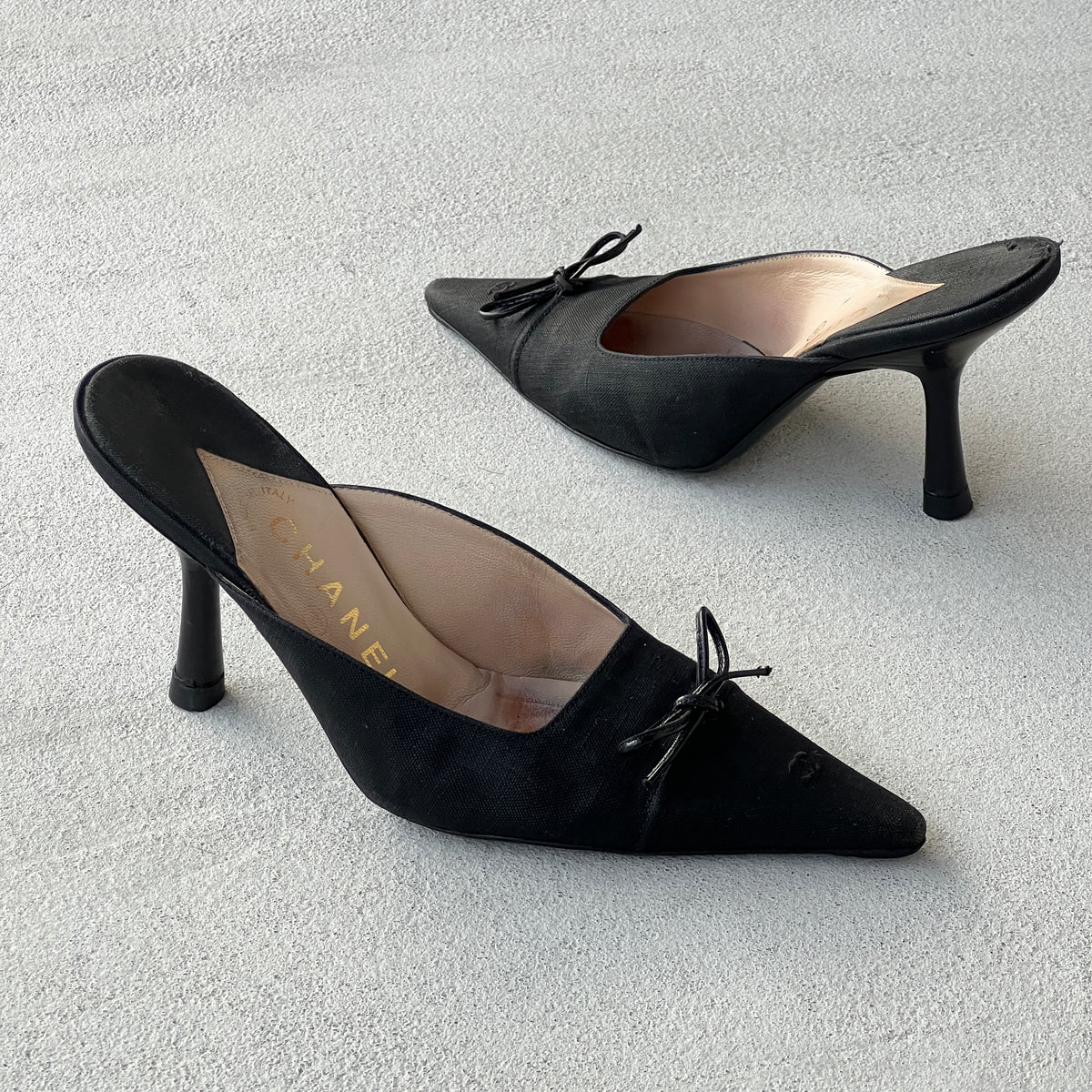 Chanel | Vintage Black Linen CC Logo Bow Pointed Toe Slide Mules (35)