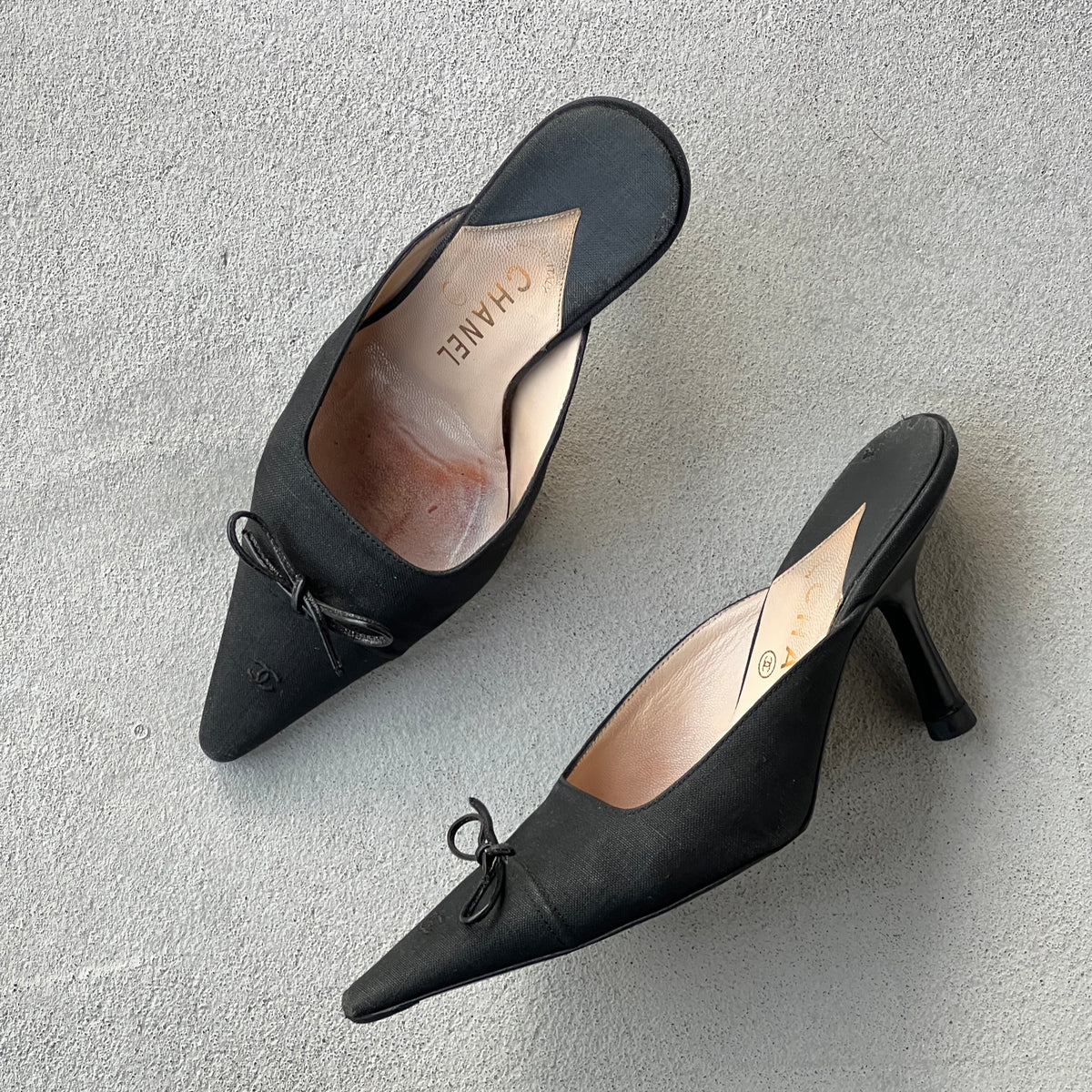 Chanel | Vintage Black Linen CC Logo Bow Pointed Toe Slide Mules (35)