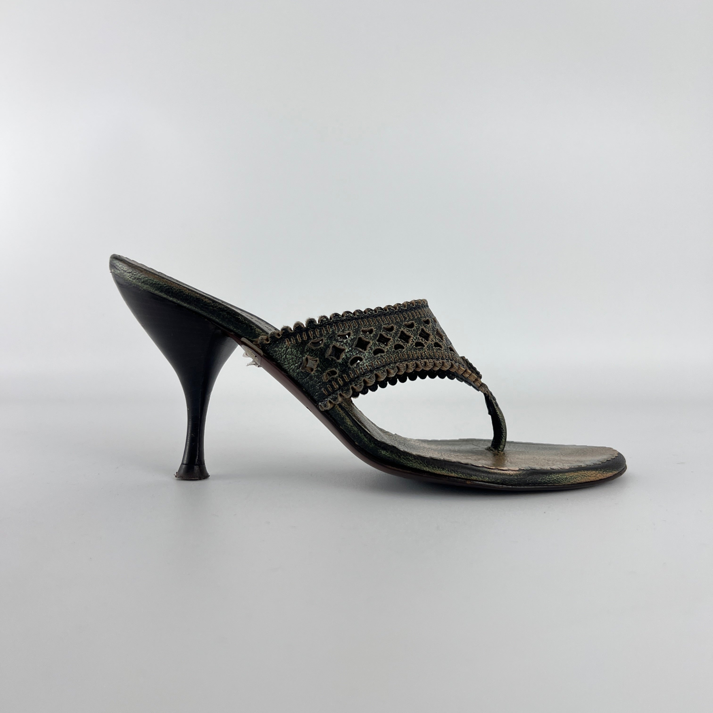 L'Autre Chose | Metallic Green Leather Geometric Thong Sandal Heels (35)