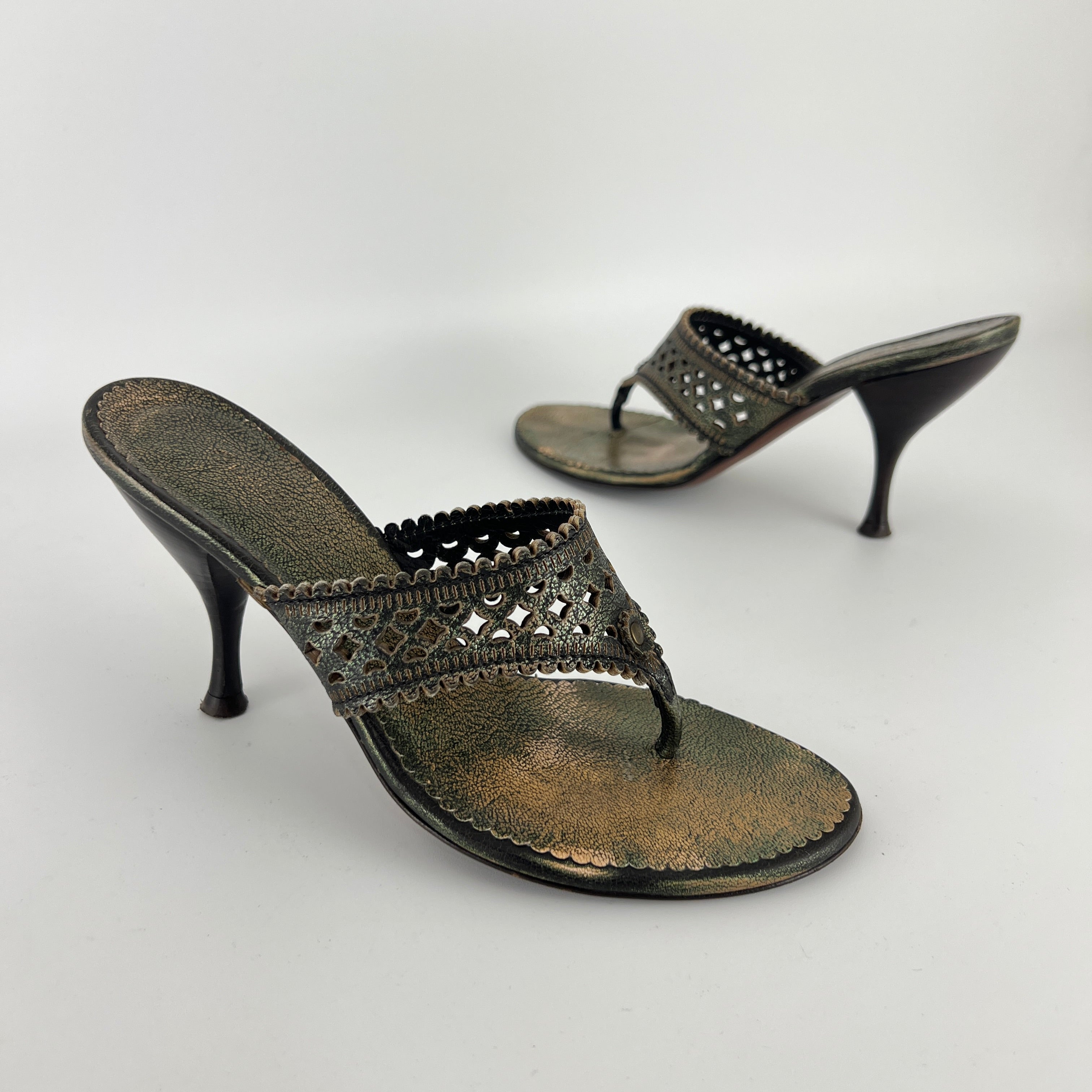 L'Autre Chose | Metallic Green Leather Geometric Thong Sandal Heels (35)