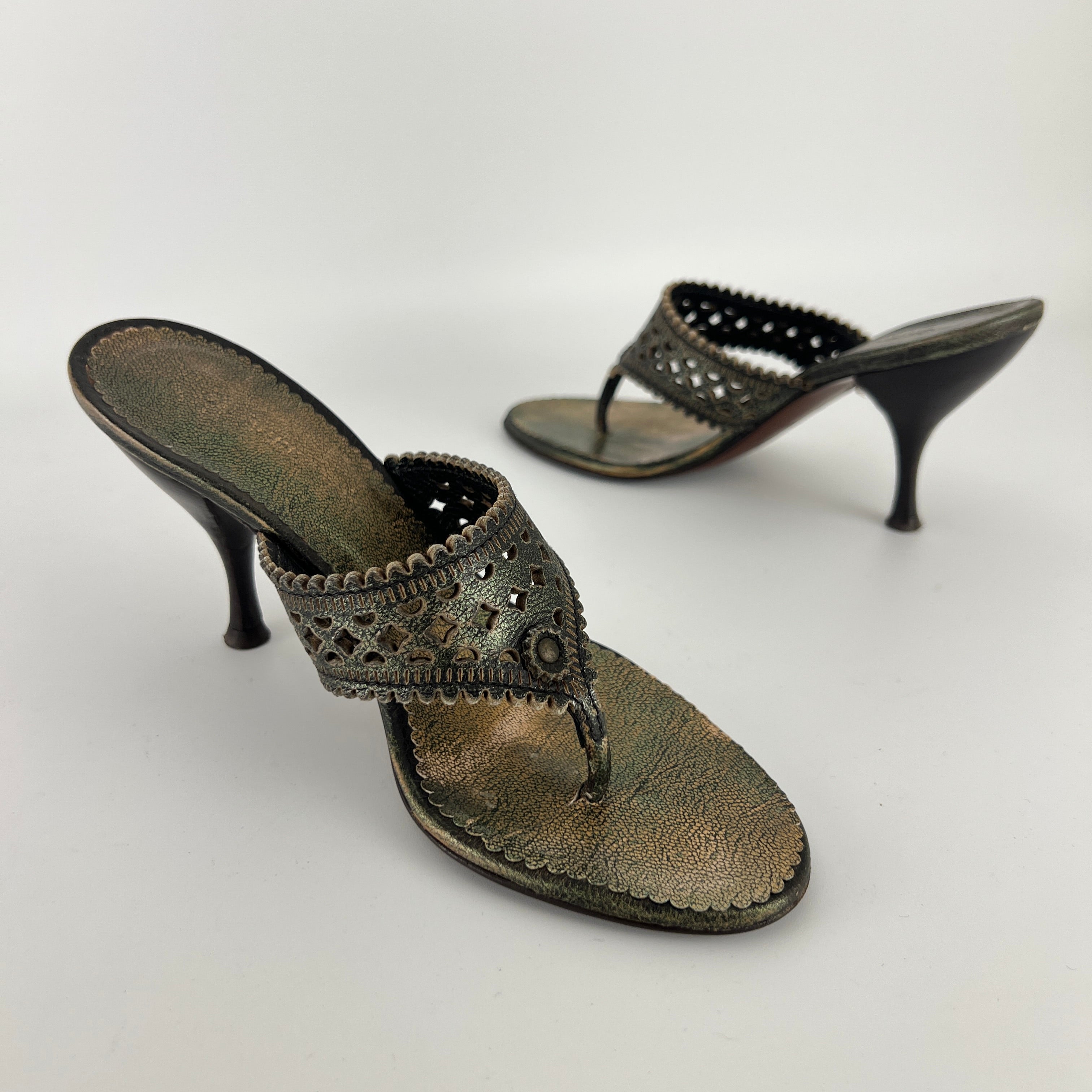 L'Autre Chose | Metallic Green Leather Geometric Thong Sandal Heels (35)