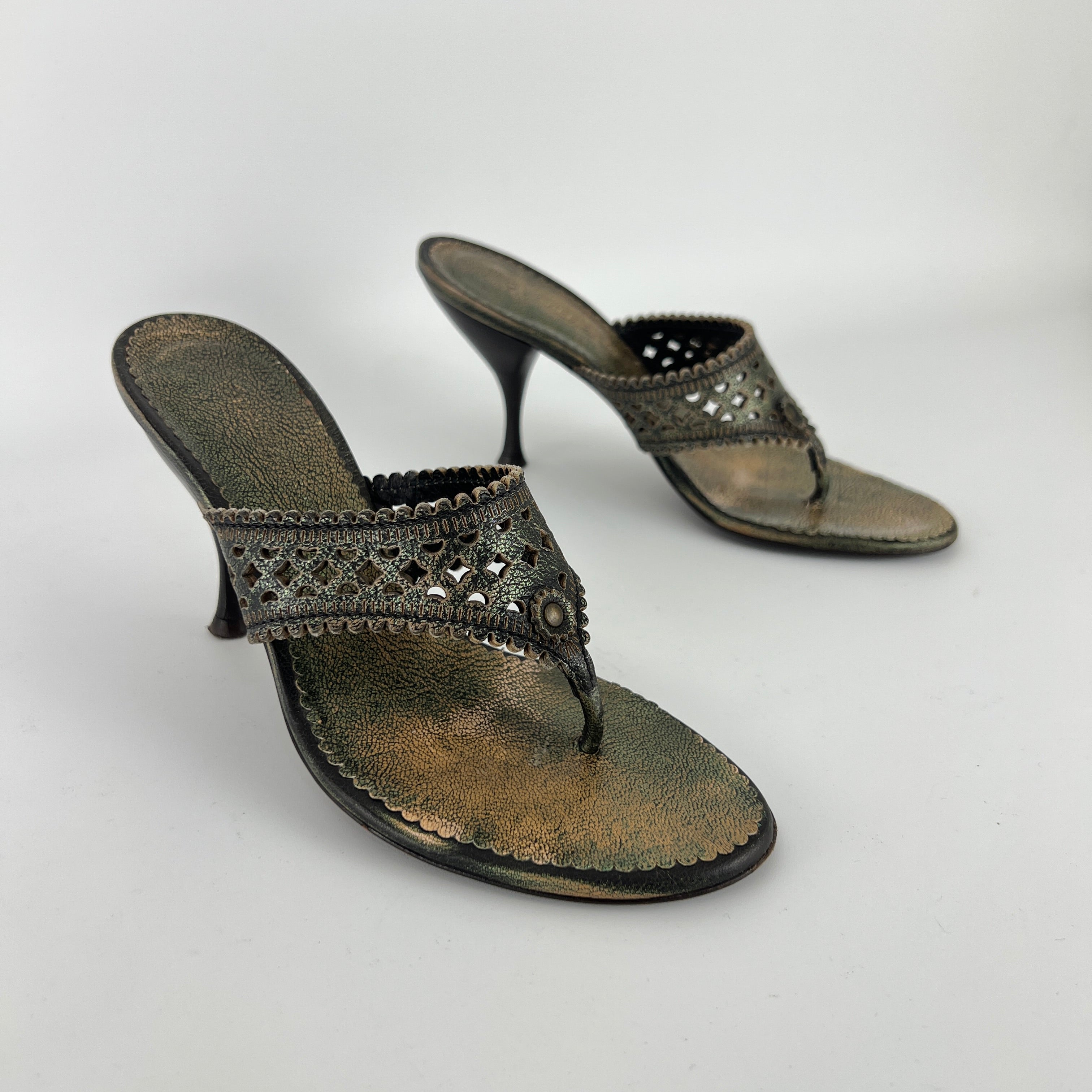 L'Autre Chose | Metallic Green Leather Geometric Thong Sandal Heels (35)