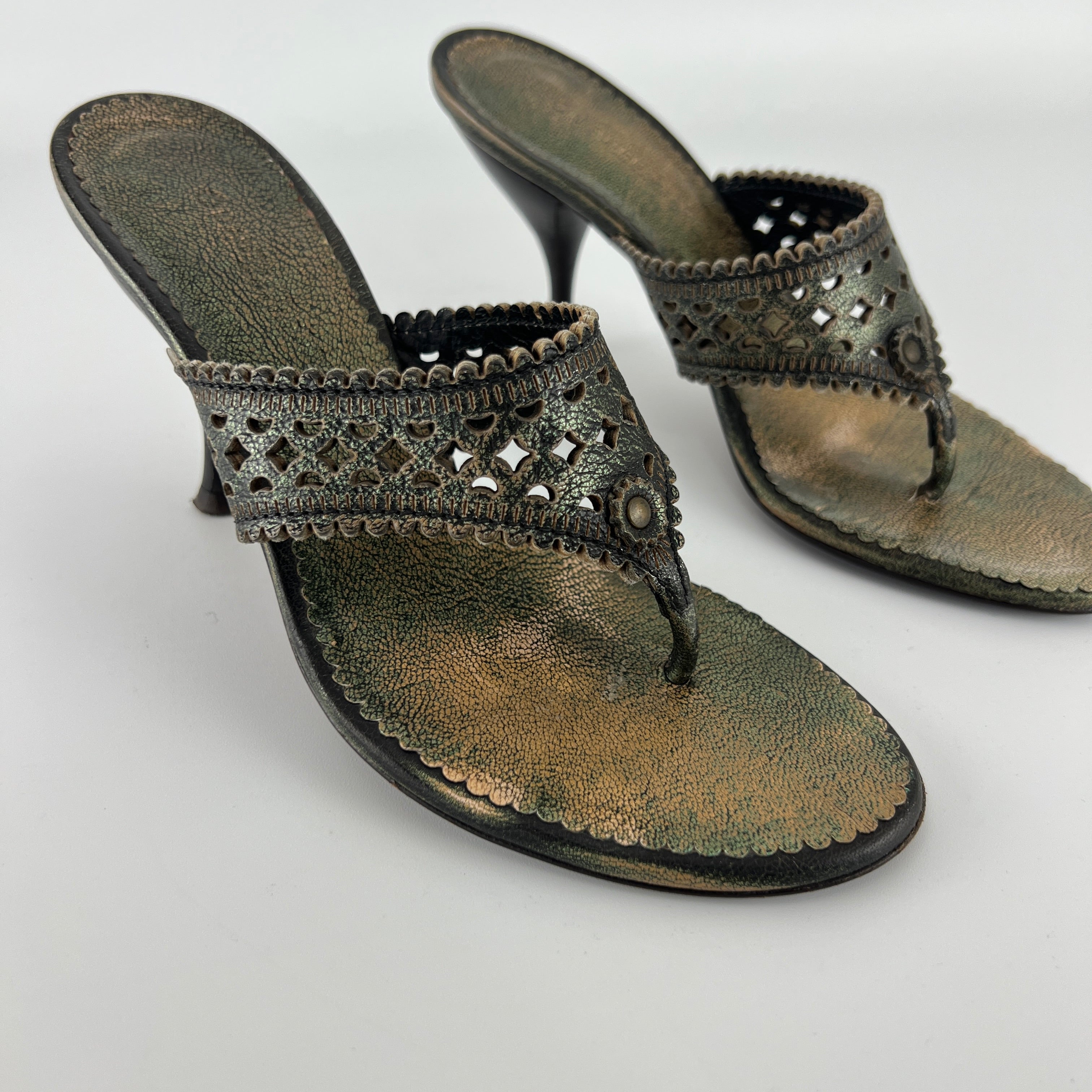 L'Autre Chose | Metallic Green Leather Geometric Thong Sandal Heels (35)
