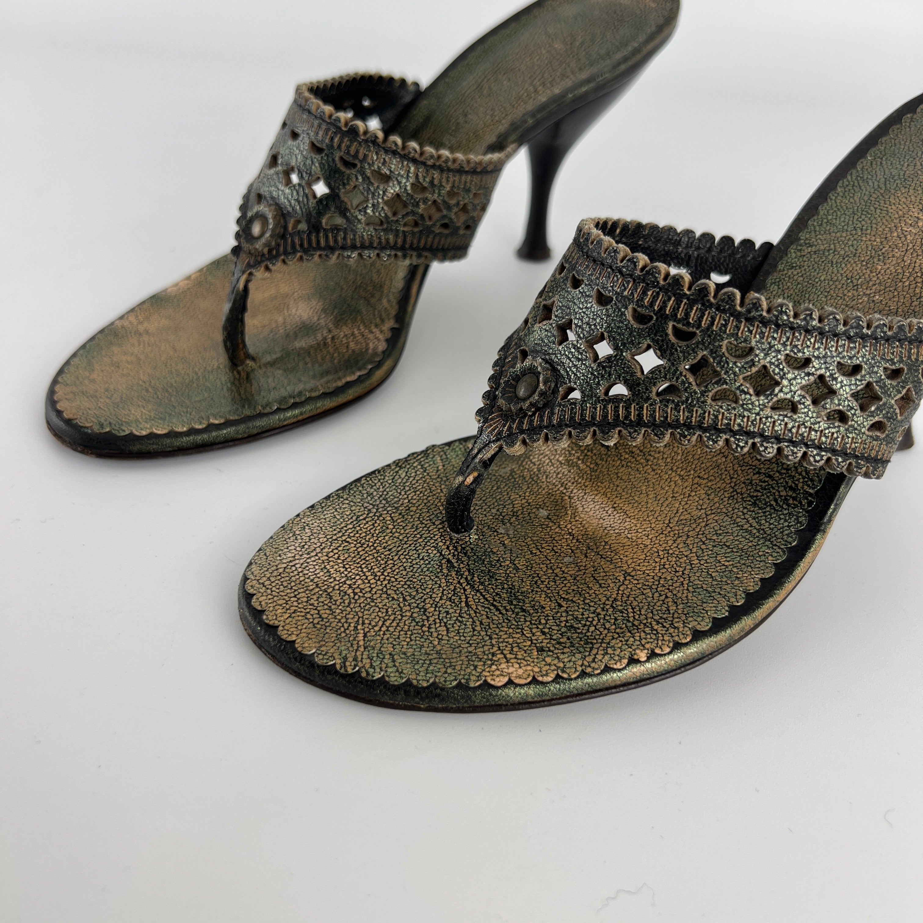L'Autre Chose | Metallic Green Leather Geometric Thong Sandal Heels (35)