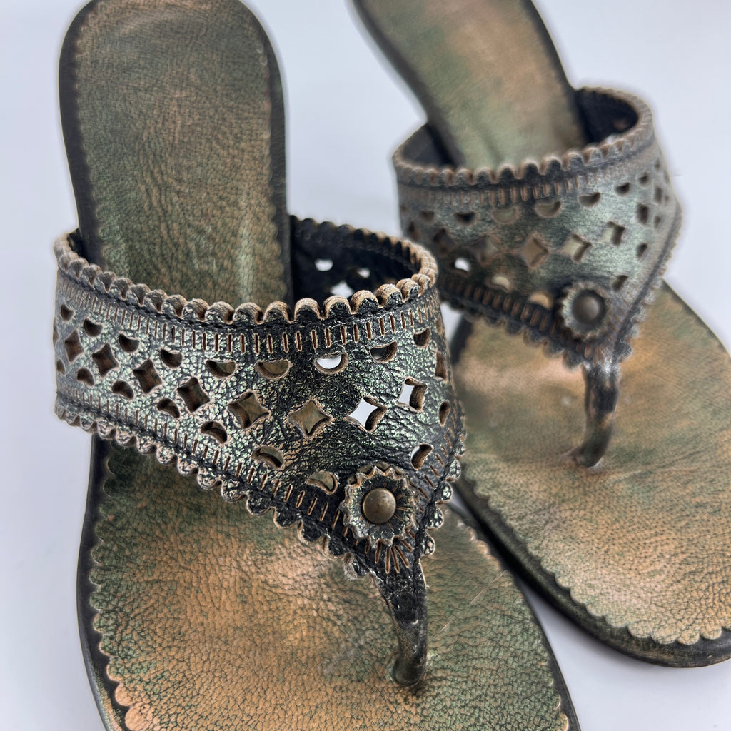 L'Autre Chose | Metallic Green Leather Geometric Thong Sandal Heels (35)