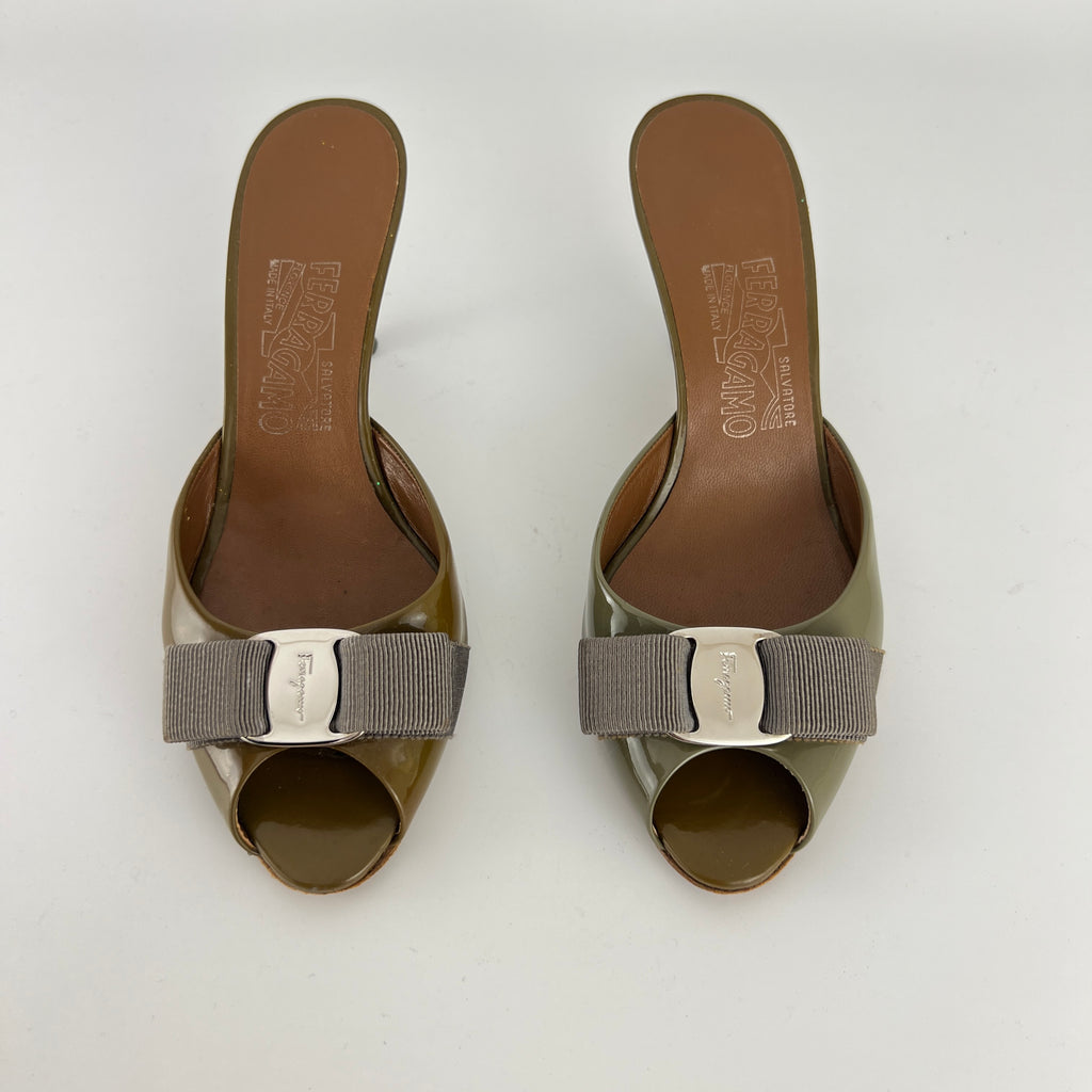 Ferragamo | Vara Bow Khaki Patent Leather Peep Toe Sandal Slide Mules (35.5, 5.5)