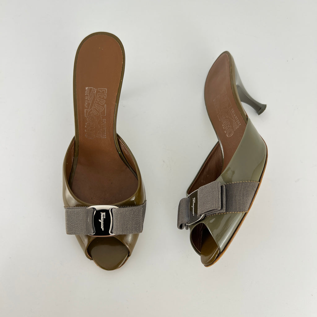 Ferragamo | Vara Bow Khaki Patent Leather Peep Toe Sandal Slide Mules (35.5, 5.5)