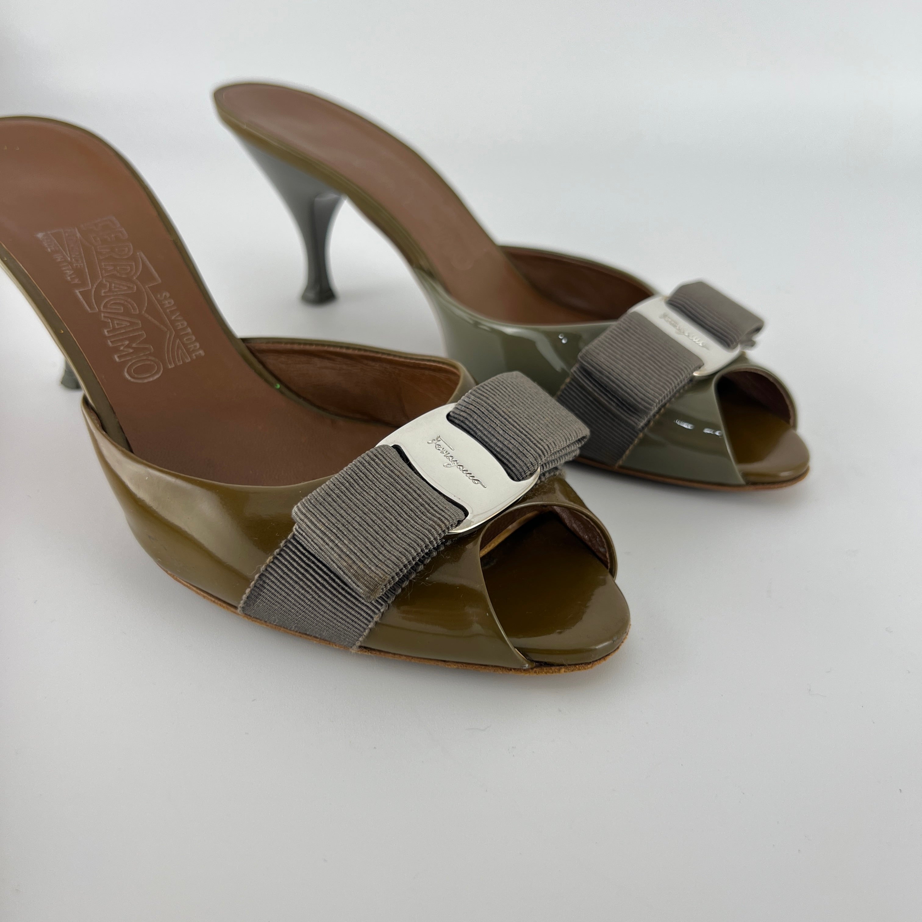 Ferragamo | Vara Bow Khaki Patent Leather Peep Toe Sandal Slide Mules (35.5, 5.5)