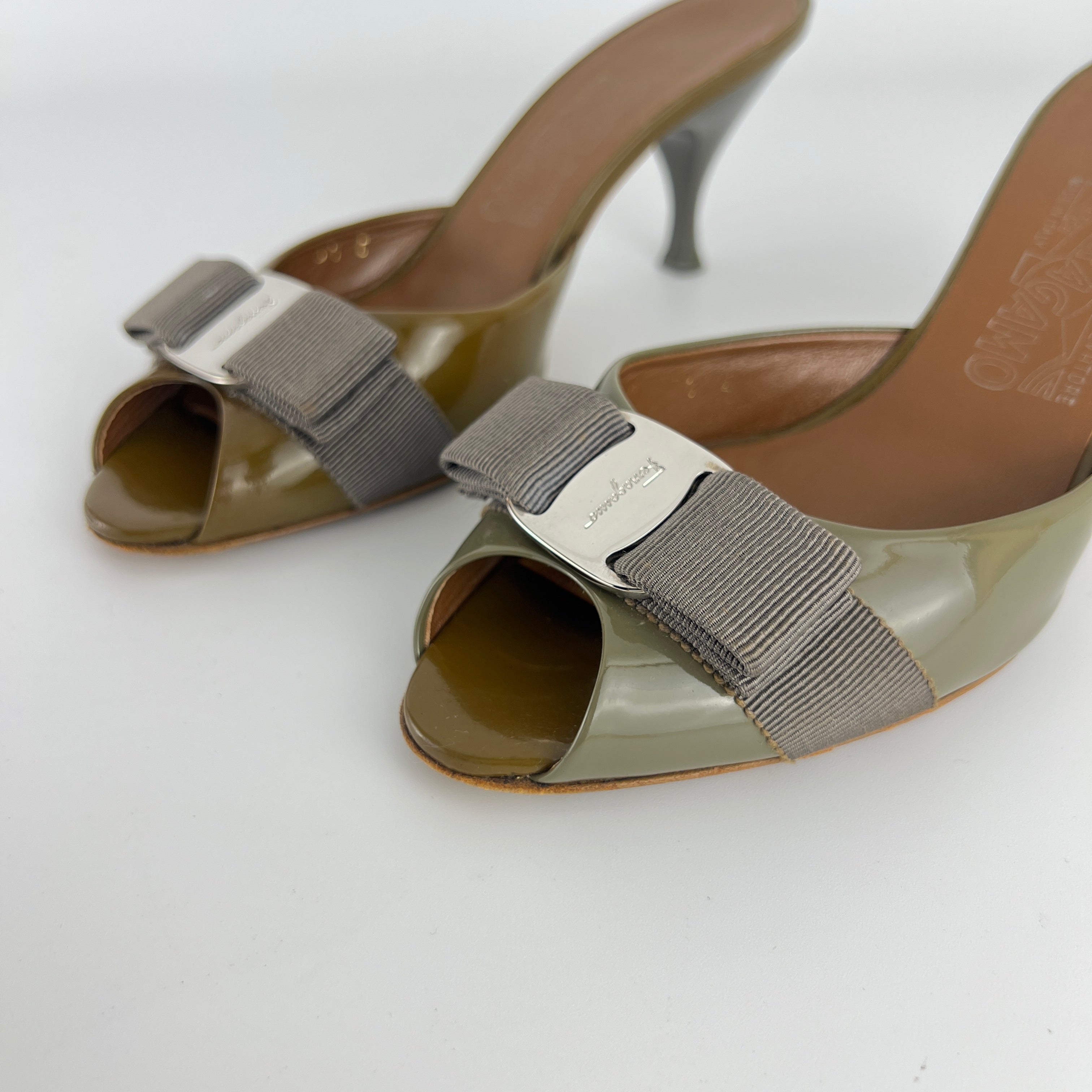 Ferragamo | Vara Bow Khaki Patent Leather Peep Toe Sandal Slide Mules (35.5, 5.5)