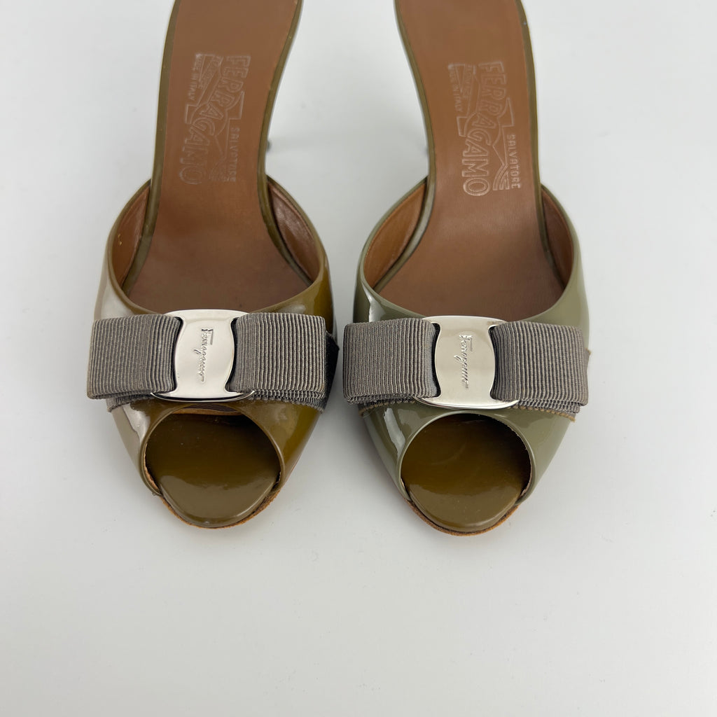 Ferragamo | Vara Bow Khaki Patent Leather Peep Toe Sandal Slide Mules (35.5, 5.5)