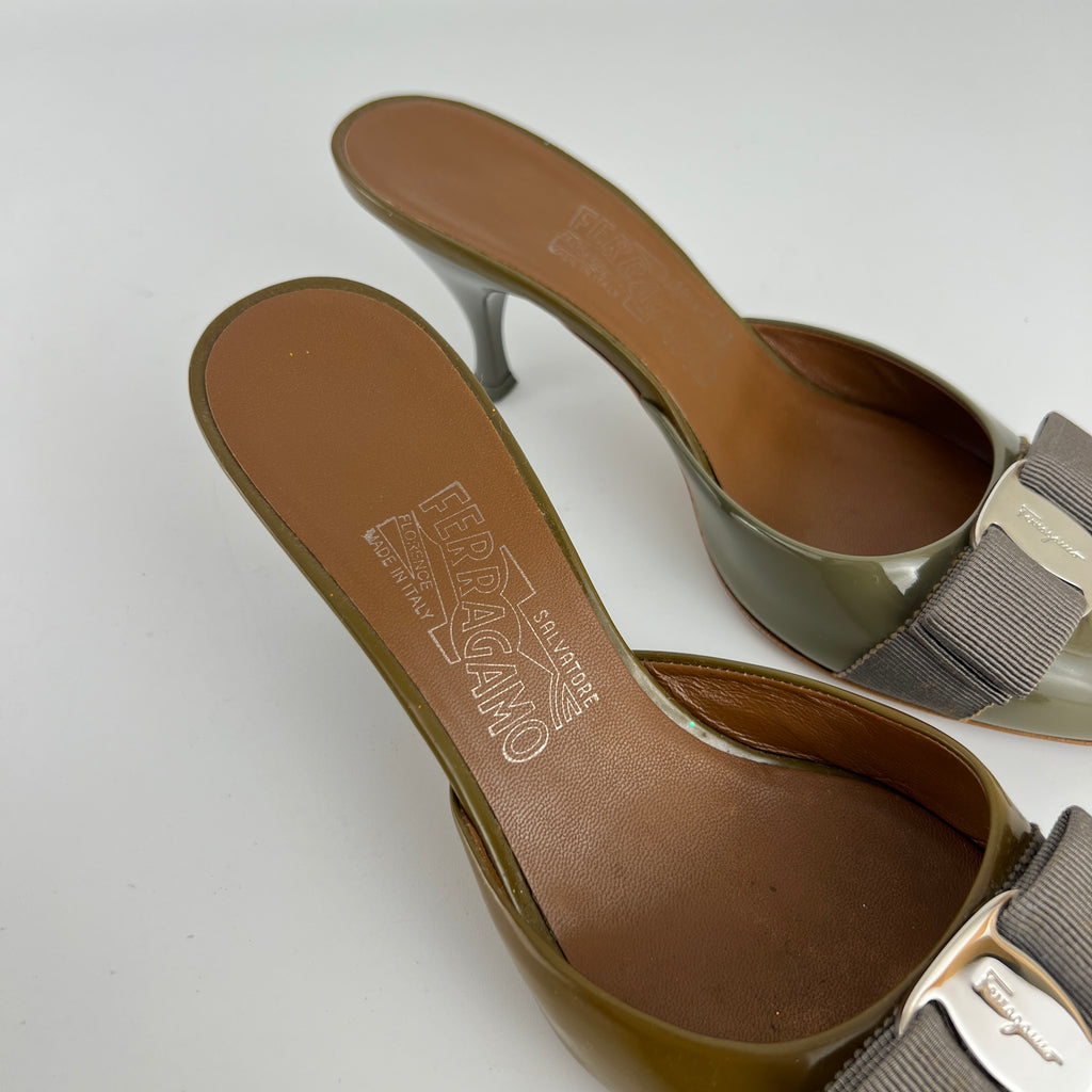 Ferragamo | Vara Bow Khaki Patent Leather Peep Toe Sandal Slide Mules (35.5, 5.5)