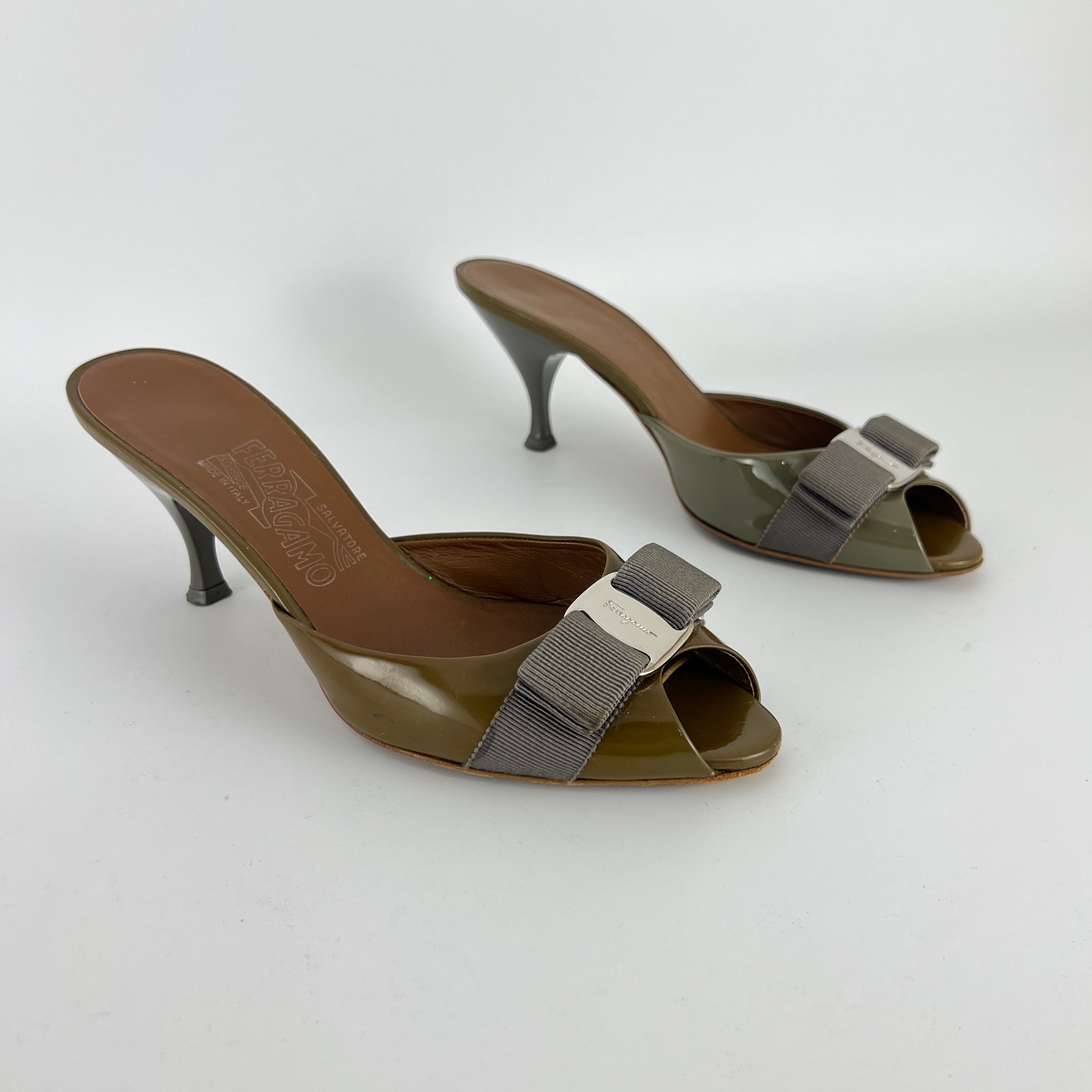 Ferragamo | Vara Bow Khaki Patent Leather Peep Toe Sandal Slide Mules (35.5, 5.5)