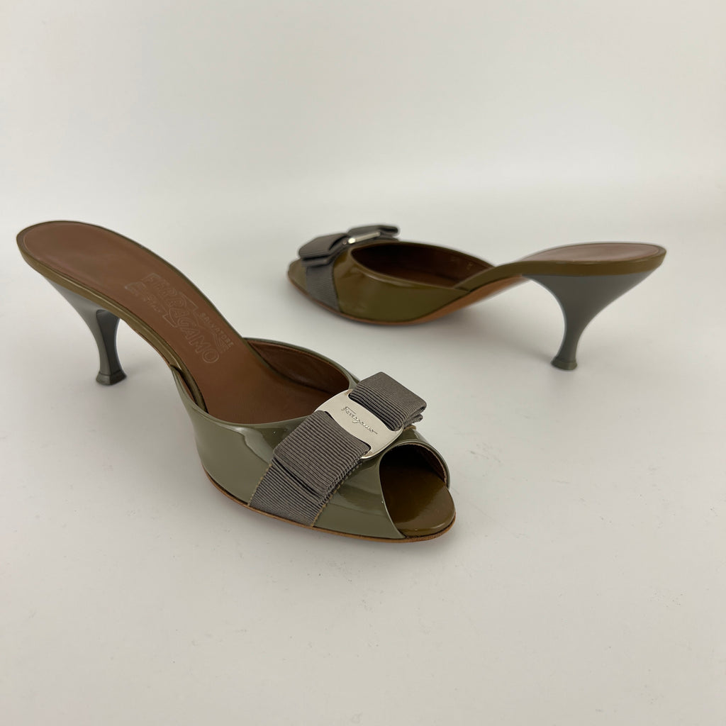 Ferragamo | Vara Bow Khaki Patent Leather Peep Toe Sandal Slide Mules (35.5, 5.5)